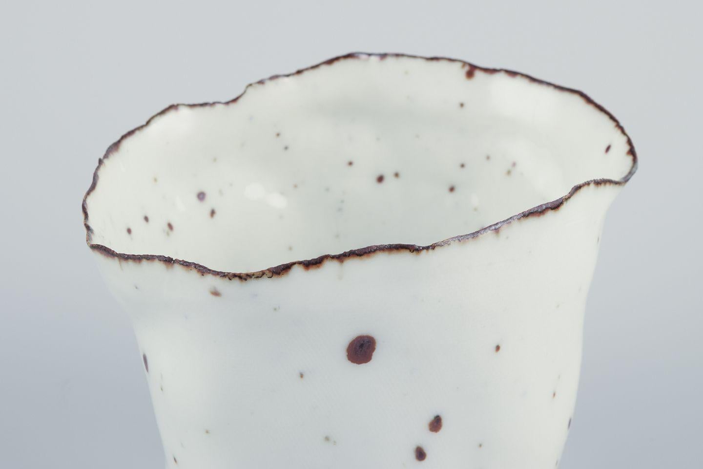 Danese Royal Copenhagen. Vaso in ceramica unico nel suo genere. Smalto bianco con accenti marroni in vendita