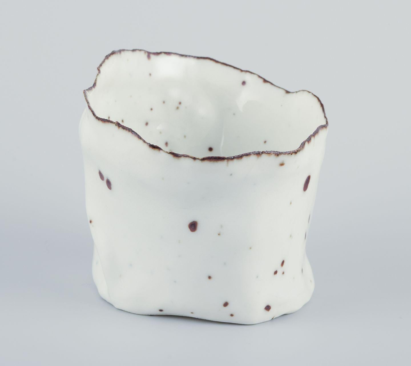 Smaltato Royal Copenhagen. Vaso in ceramica unico nel suo genere. Smalto bianco con accenti marroni in vendita