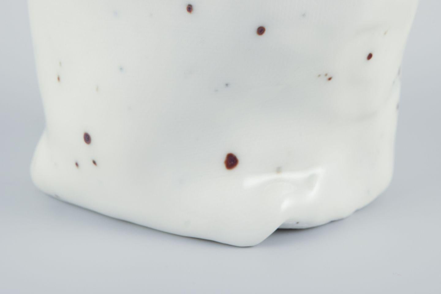 Ceramica Royal Copenhagen. Vaso in ceramica unico nel suo genere. Smalto bianco con accenti marroni in vendita