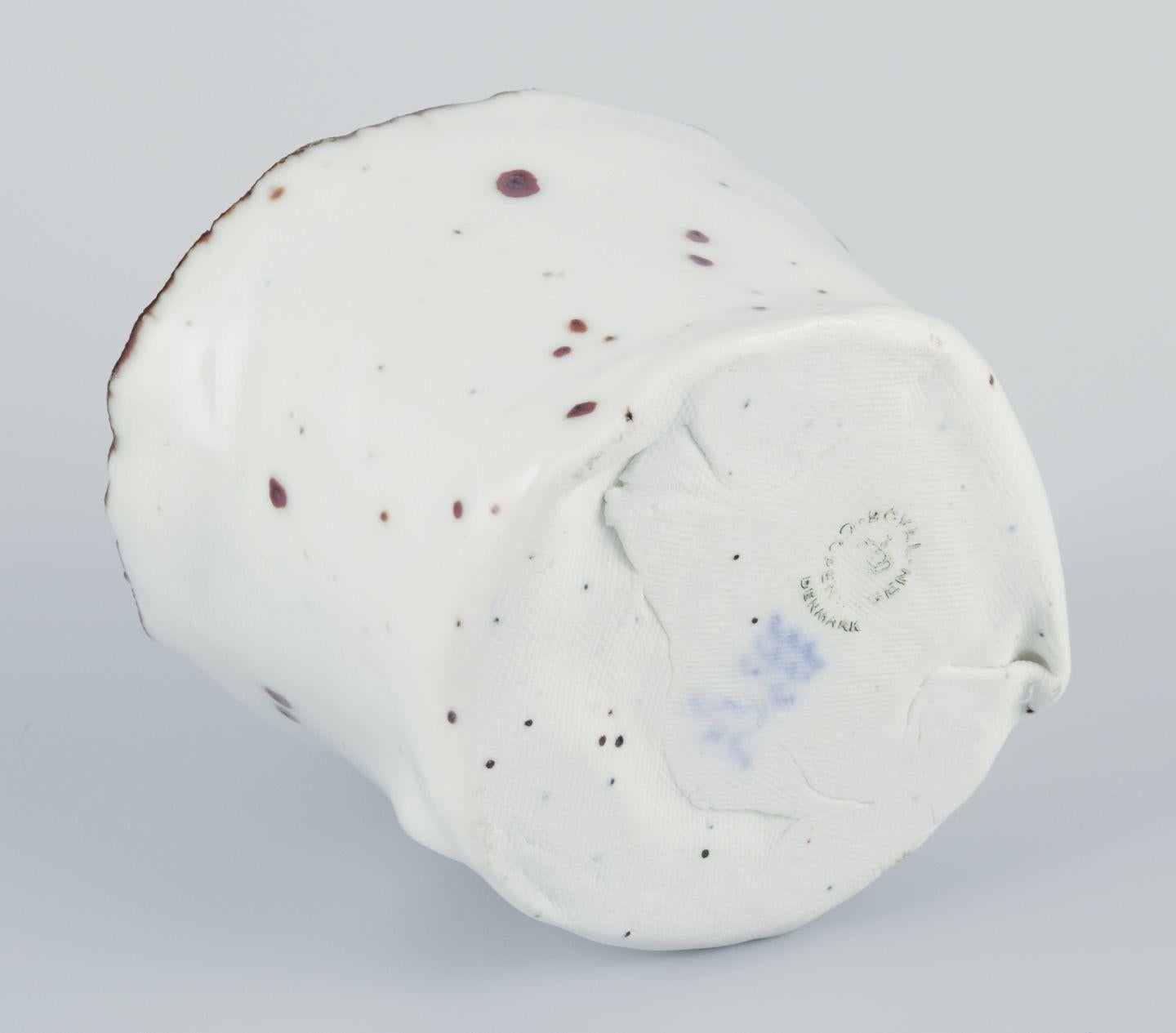 Royal Copenhagen. Vaso in ceramica unico nel suo genere. Smalto bianco con accenti marroni in vendita 1