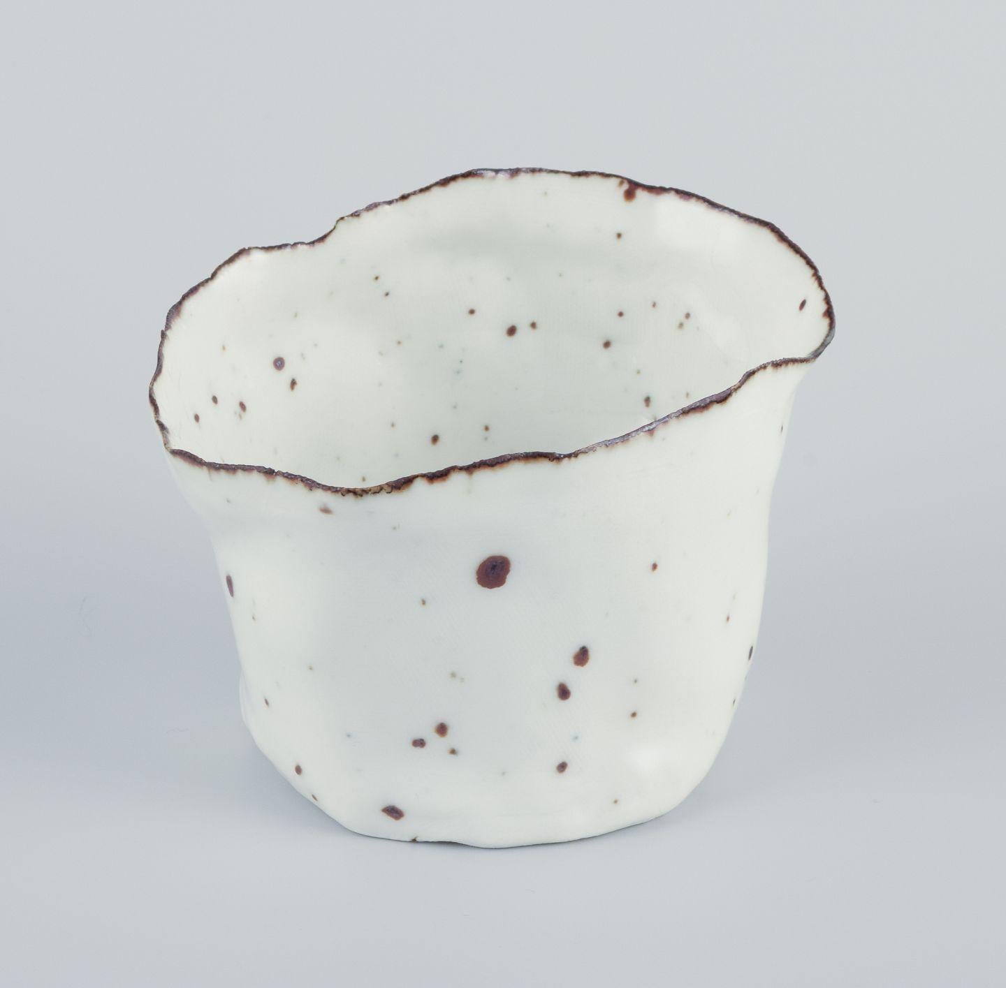 Royal Copenhagen. Vaso in ceramica unico nel suo genere. Smalto bianco con accenti marroni