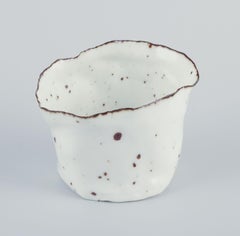 Royal Copenhagen. Jarrón de cerámica único. Esmalte blanco con toques marrones