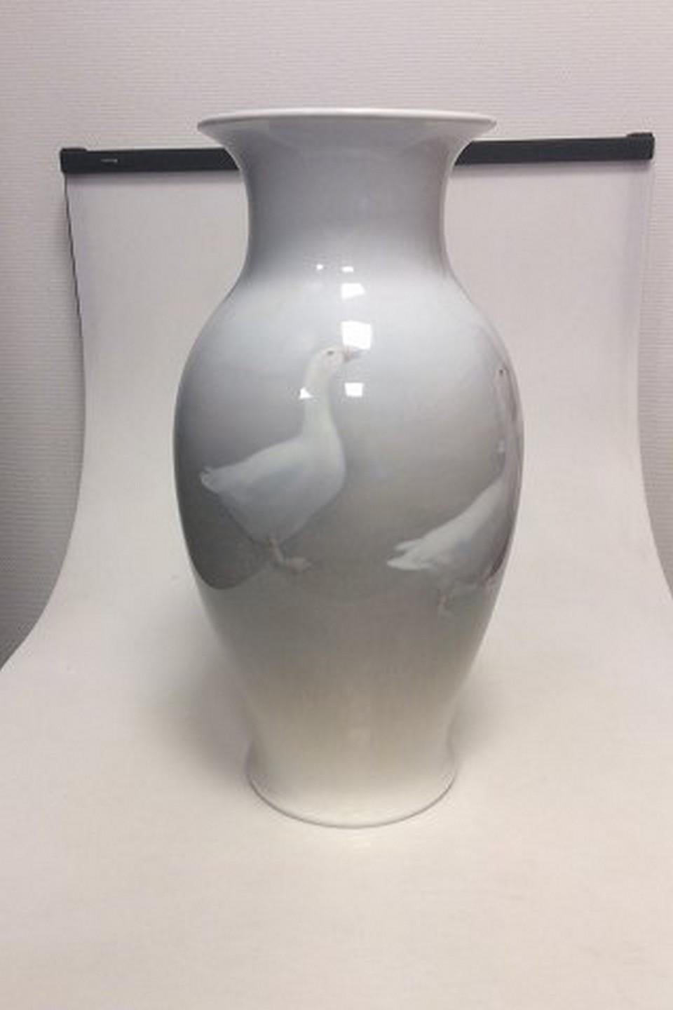 Royal Copenhagen unique vase by Gotfred Rode from 8th of October 1923 with Geese.

Measures: 49cm / 19.29