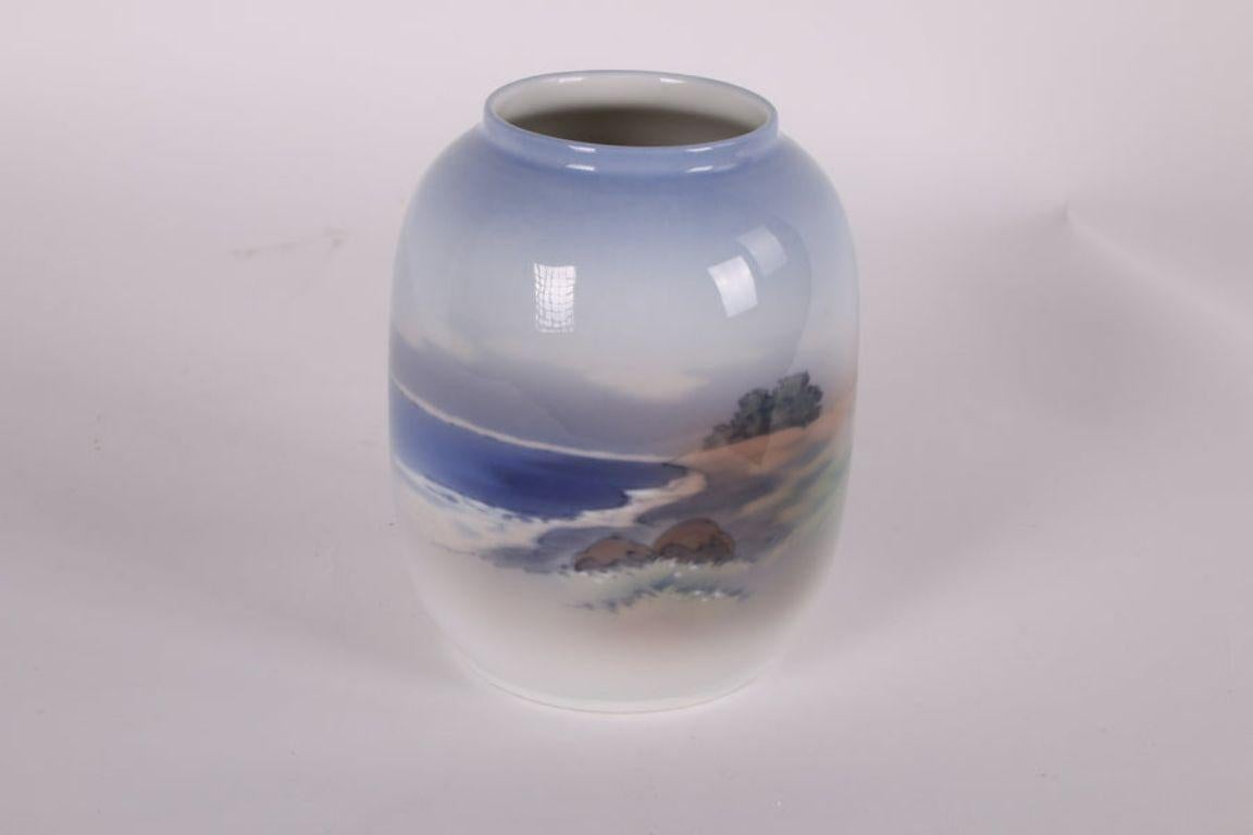 Royal Copenhagen Vase beautiful Danish landscape

nr 140x1 

Additional information: 
Dimensions: 10 W x 10 D x 19 H cm 
Period of Time: 1980
Country of origin: Denmark
Condition: In good condition

