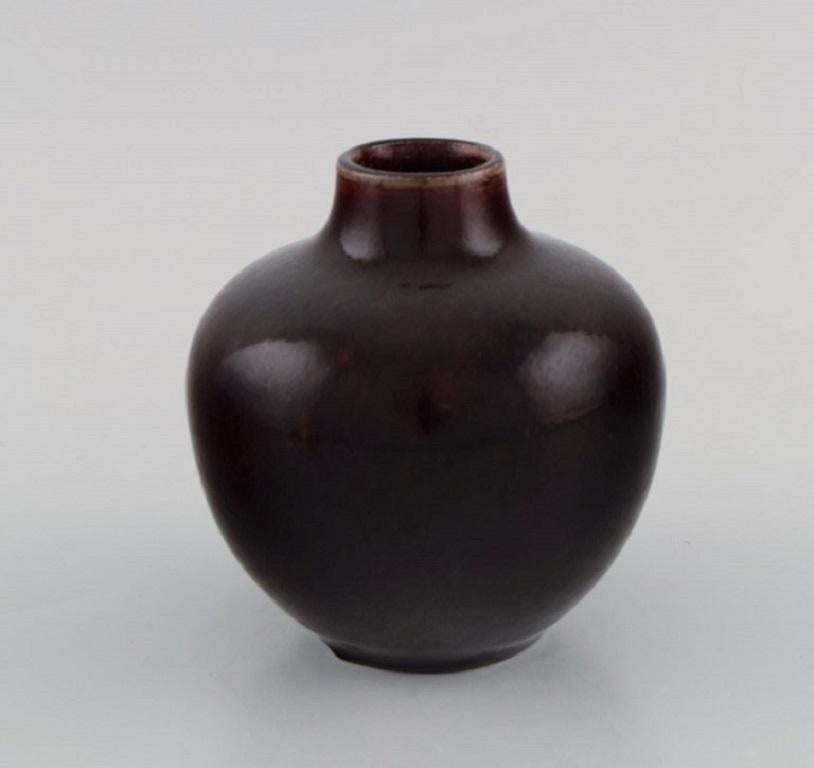Royal Copenhagen vase in glazed ceramics. Beautiful ox blood glaze. 
Dated 1948.
Measures: 11 x 10.5 cm.
In excellent condition.
Stamped.
1st factory quality.