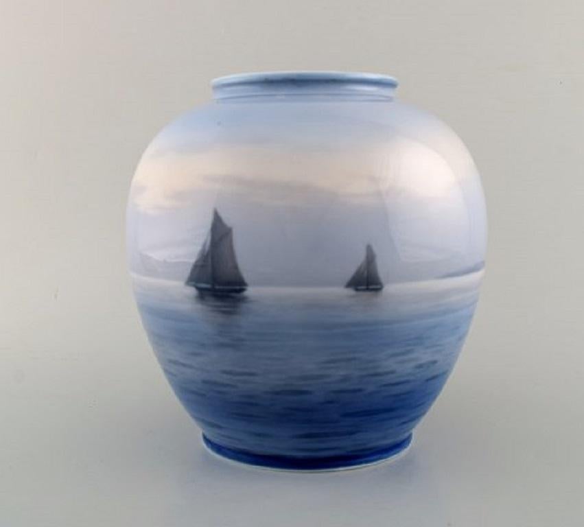 Royal Copenhagen vase in hand painted porcelain with a sailboat, 1930s-1940s.
Measures: 21.5 x 21 cm.
In very good condition.
Stamped.
1st factory quality.