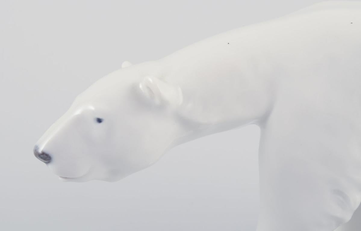 Danois Royal Copenhagen, figurine d'ours polaire marchant en porcelaine. Environ 1930 en vente