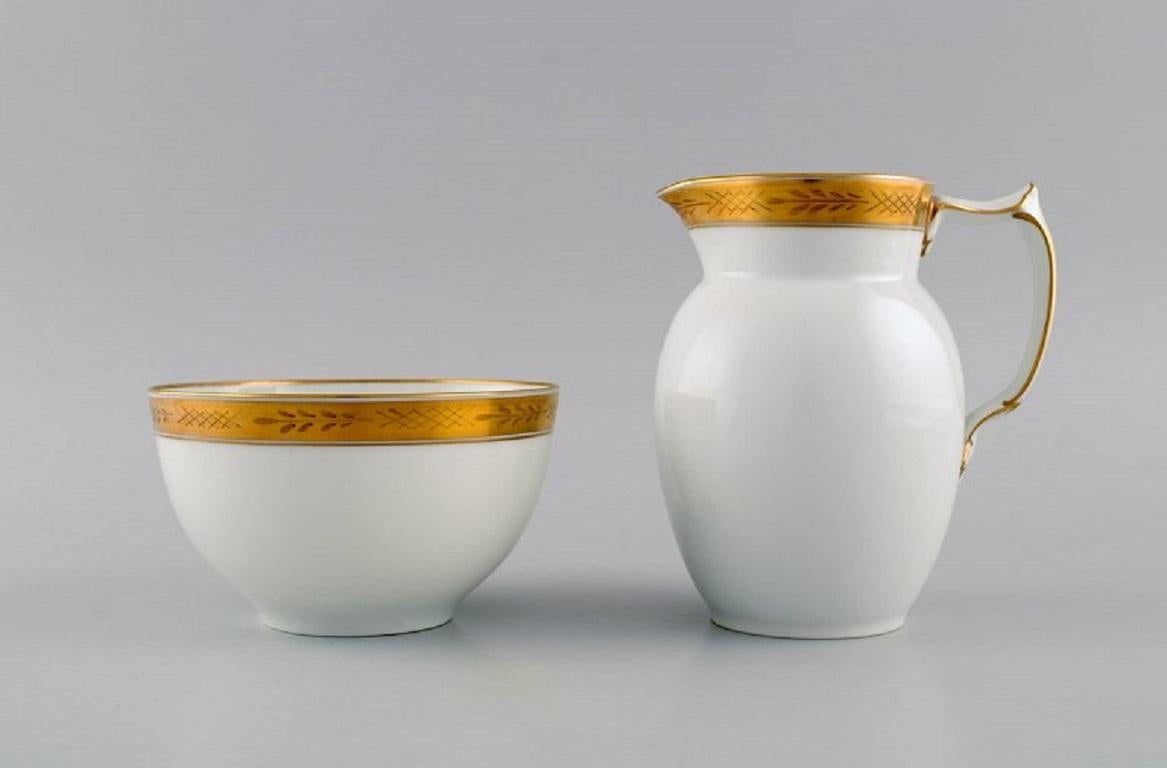 Royal Copenhagen White Dagmar. Jug, compote and two bowls in porcelain with hand-painted gold decoration. 1930s.
The jug measures: 13.5 x 12.5 cm.
The bowl measures: 12.3 x 7.5 cm.
In excellent condition.
Stamped.
1st factory quality.