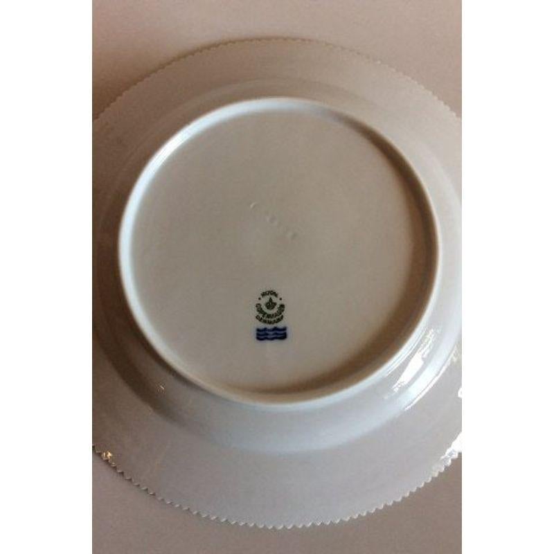 Royal Copenhagen White Flora Danica Pearl Pattern dinner plate 3549

Measures 25,5cm / 10 inch

All plates with tiny/small chip on saw tooth.
