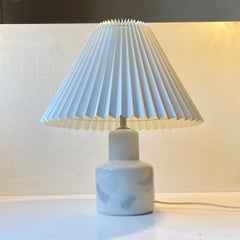 Royal Copenhagen, weiße modernistische Tischlampe aus Porzellan von Ivan Weiss, 1970er Jahre