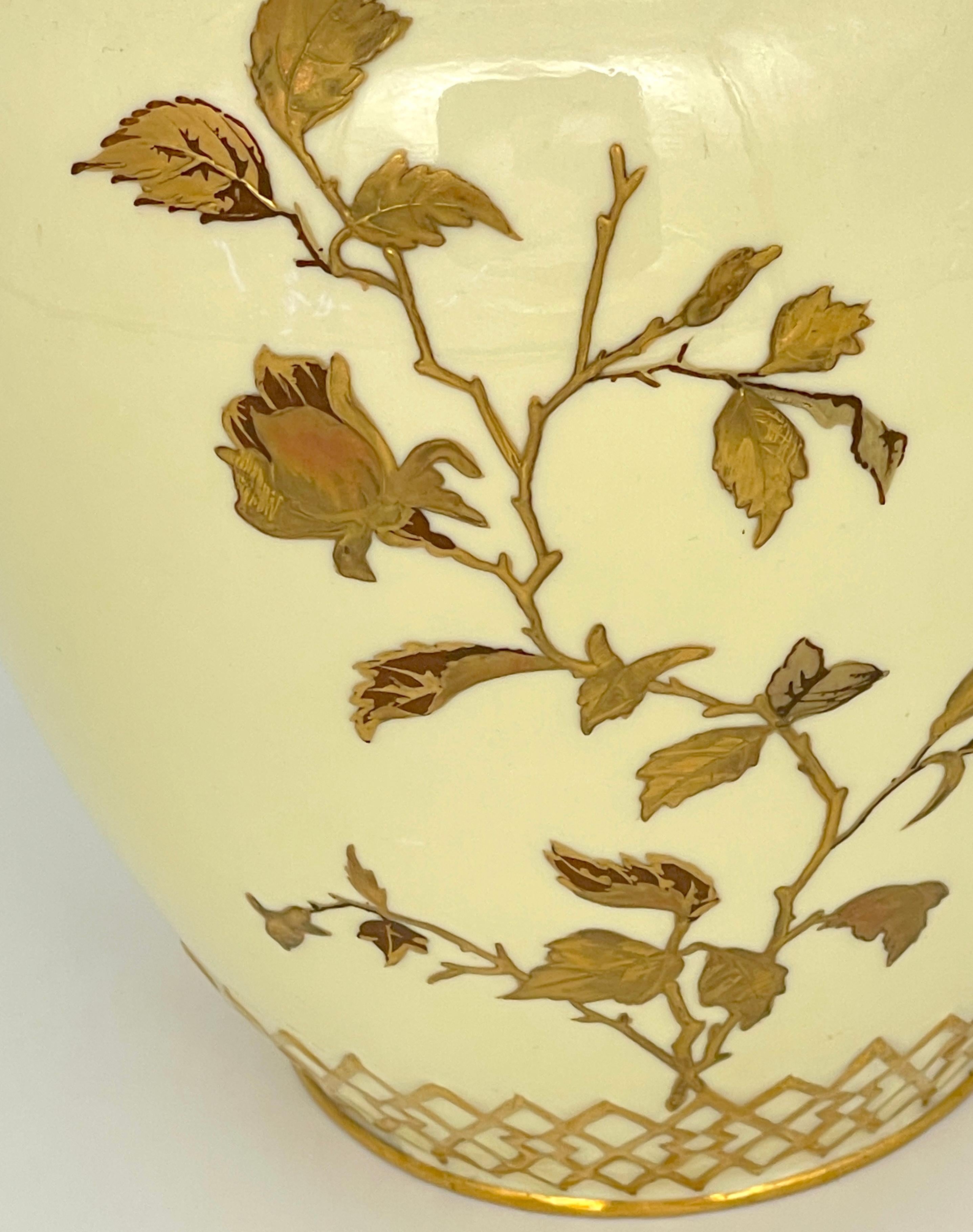 Royal Crown Derby Aesthetic Movement Gilt Potpourri Vase with Pierced Lid, 1892 en venta 2