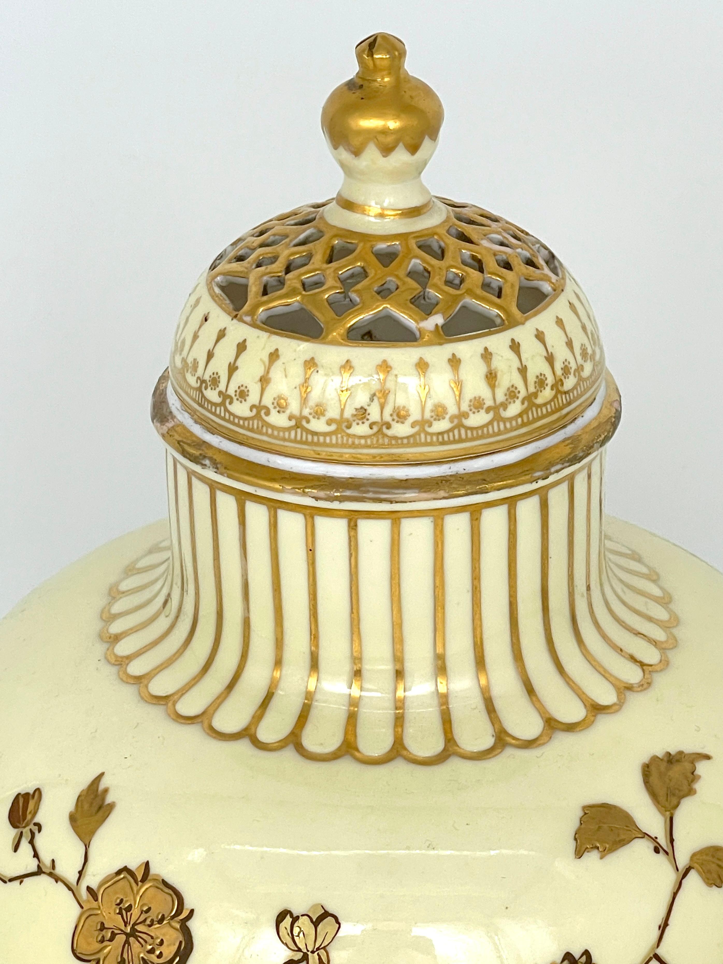 Royal Crown Derby Aesthetic Movement Gilt Potpourri Vase with Pierced Lid, 1892 Movimiento estético en venta