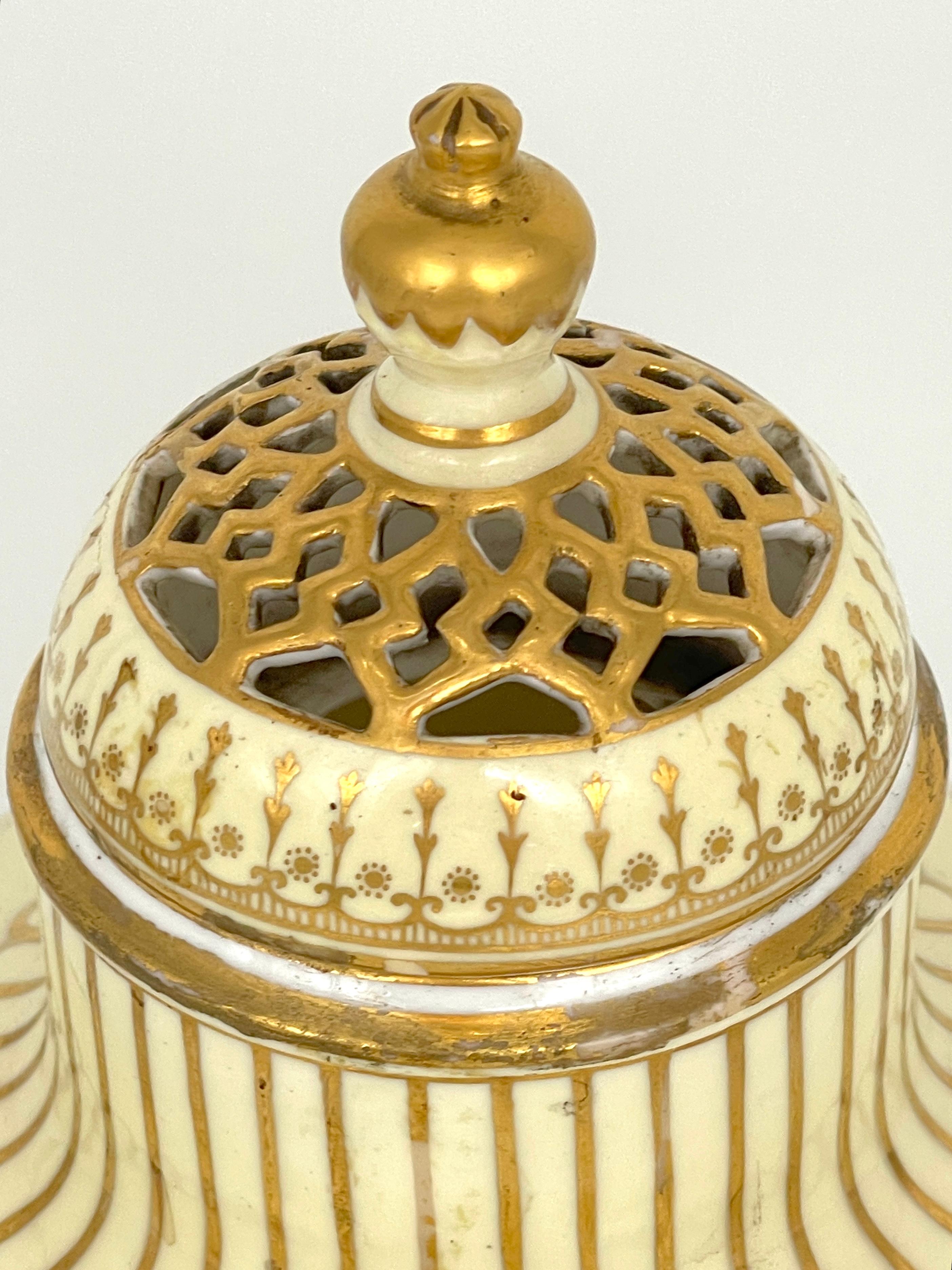 Royal Crown Derby Aesthetic Movement Gilt Potpourri Vase with Pierced Lid, 1892 Inglés en venta
