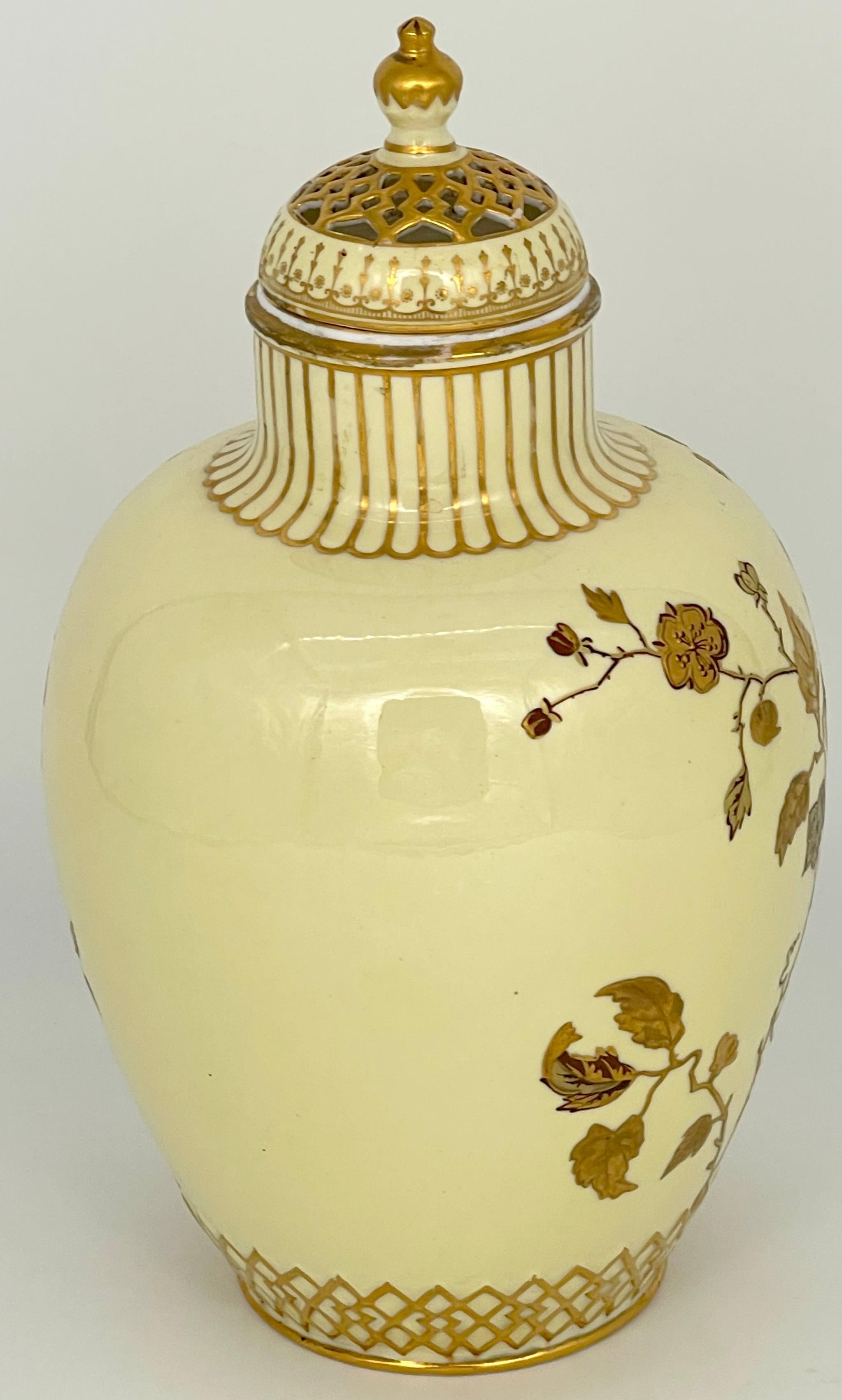Royal Crown Derby Aesthetic Movement Gilt Potpourri Vase with Pierced Lid, 1892 Esmaltado en venta