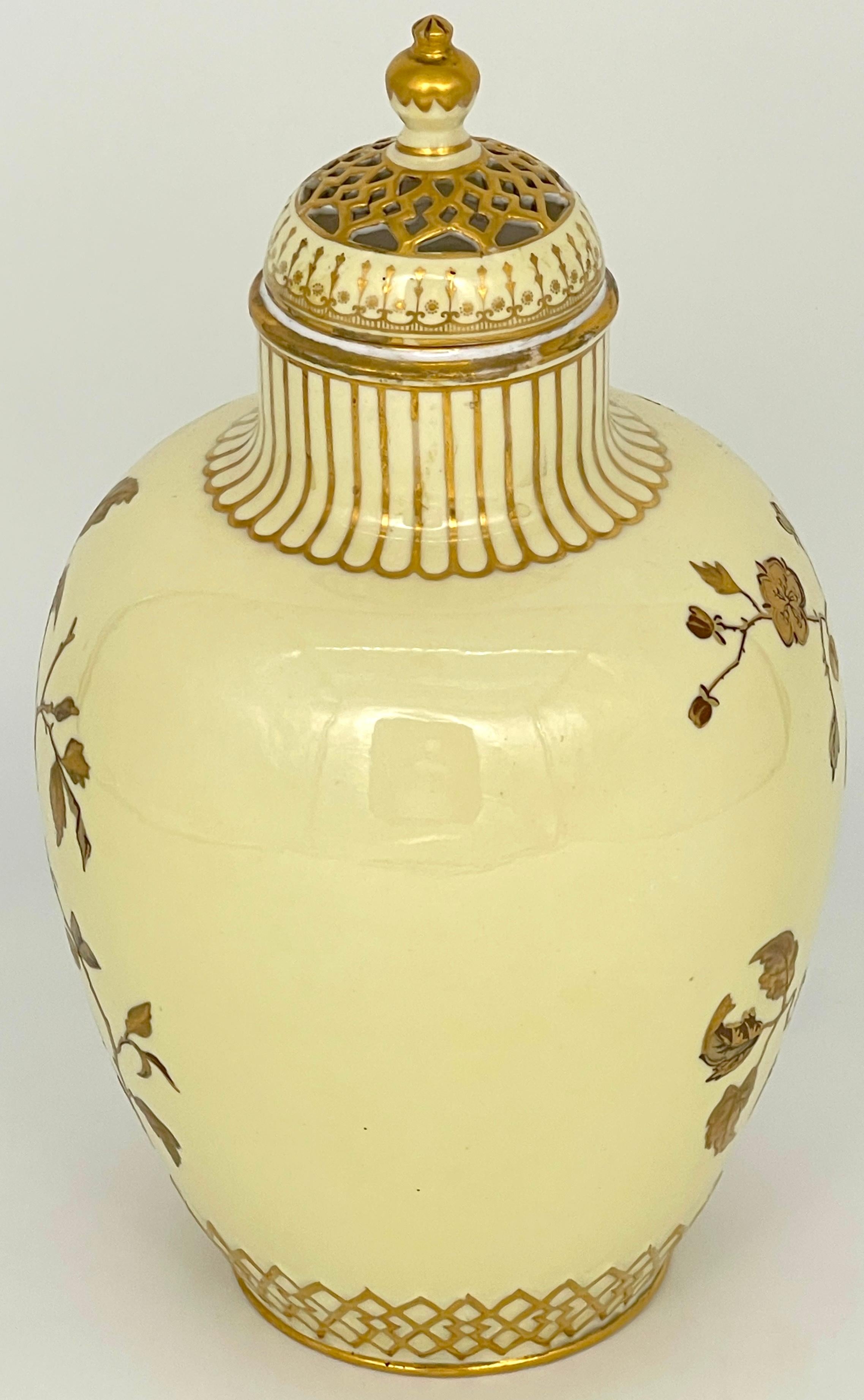 Royal Crown Derby Aesthetic Movement Gilt Potpourri Vase with Pierced Lid, 1892 en Bueno estado para la venta en West Palm Beach, FL