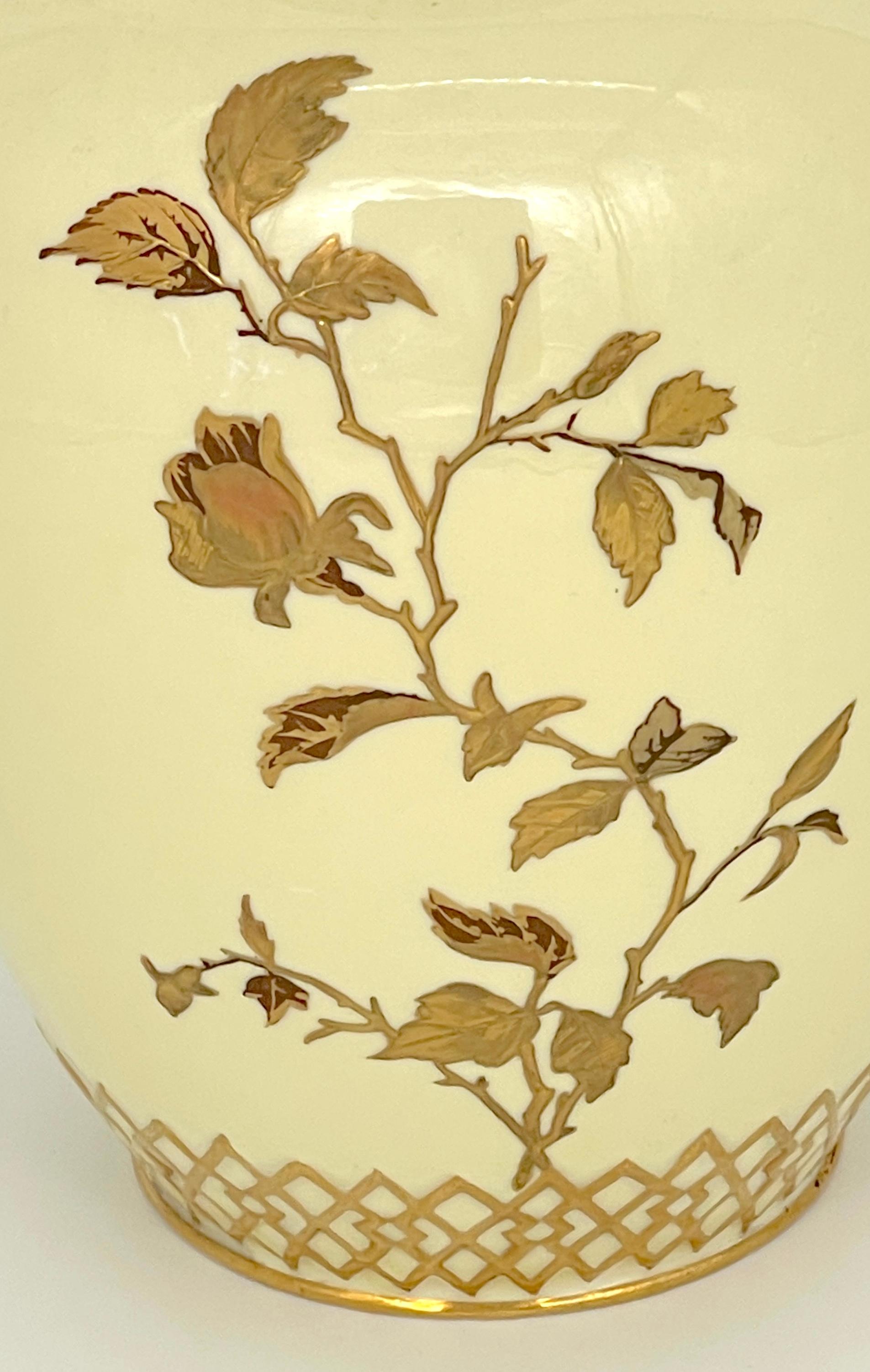Royal Crown Derby Aesthetic Movement Gilt Potpourri Vase with Pierced Lid, 1892 Porcelana en venta