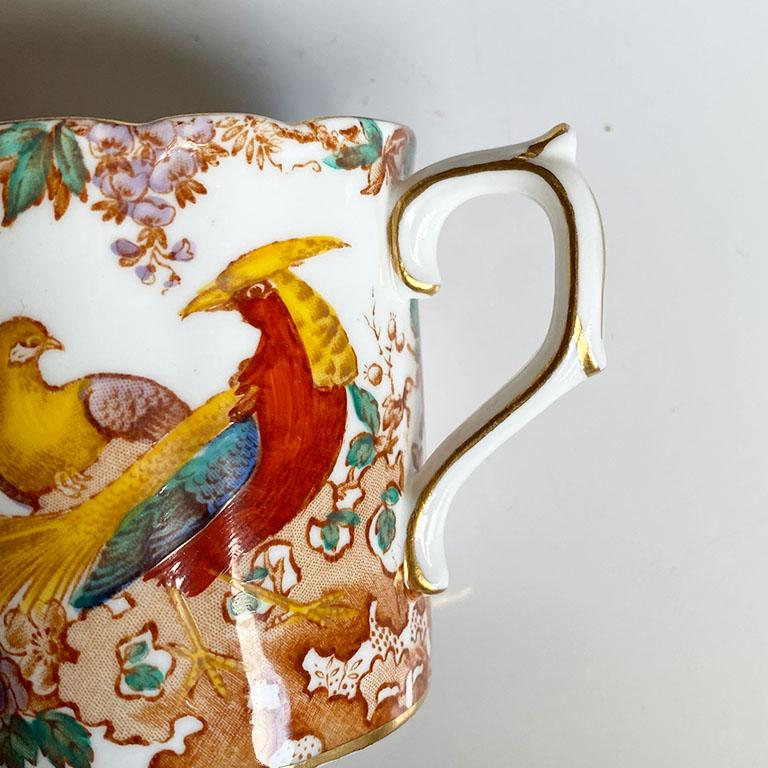 Anglais Tasse à thé et soucoupe Bird of Paradise de la Royal Crown Derby à motif Olde Avesbury en vente