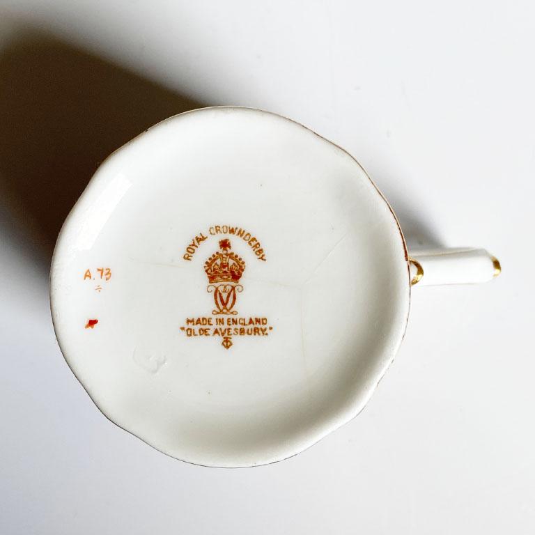 Tasse à thé et soucoupe Bird of Paradise de la Royal Crown Derby à motif Olde Avesbury en vente 1