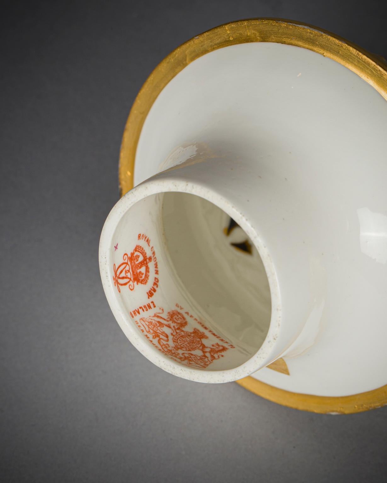 Porcelaine Urne recouverte de la couronne royale du Derby, 19ème siècle en vente