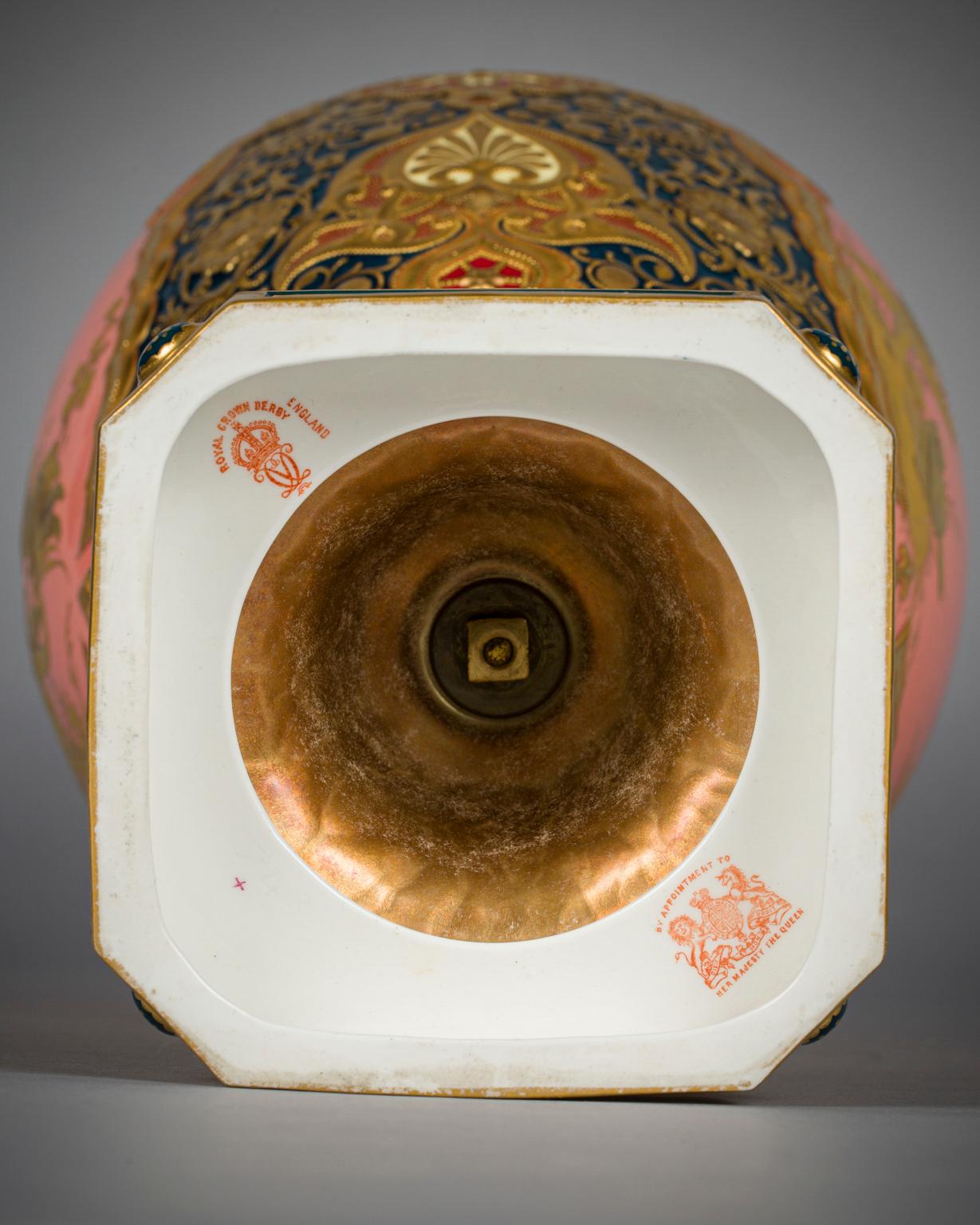 Urne recouverte de la couronne royale du Derby, 19ème siècle en vente 1