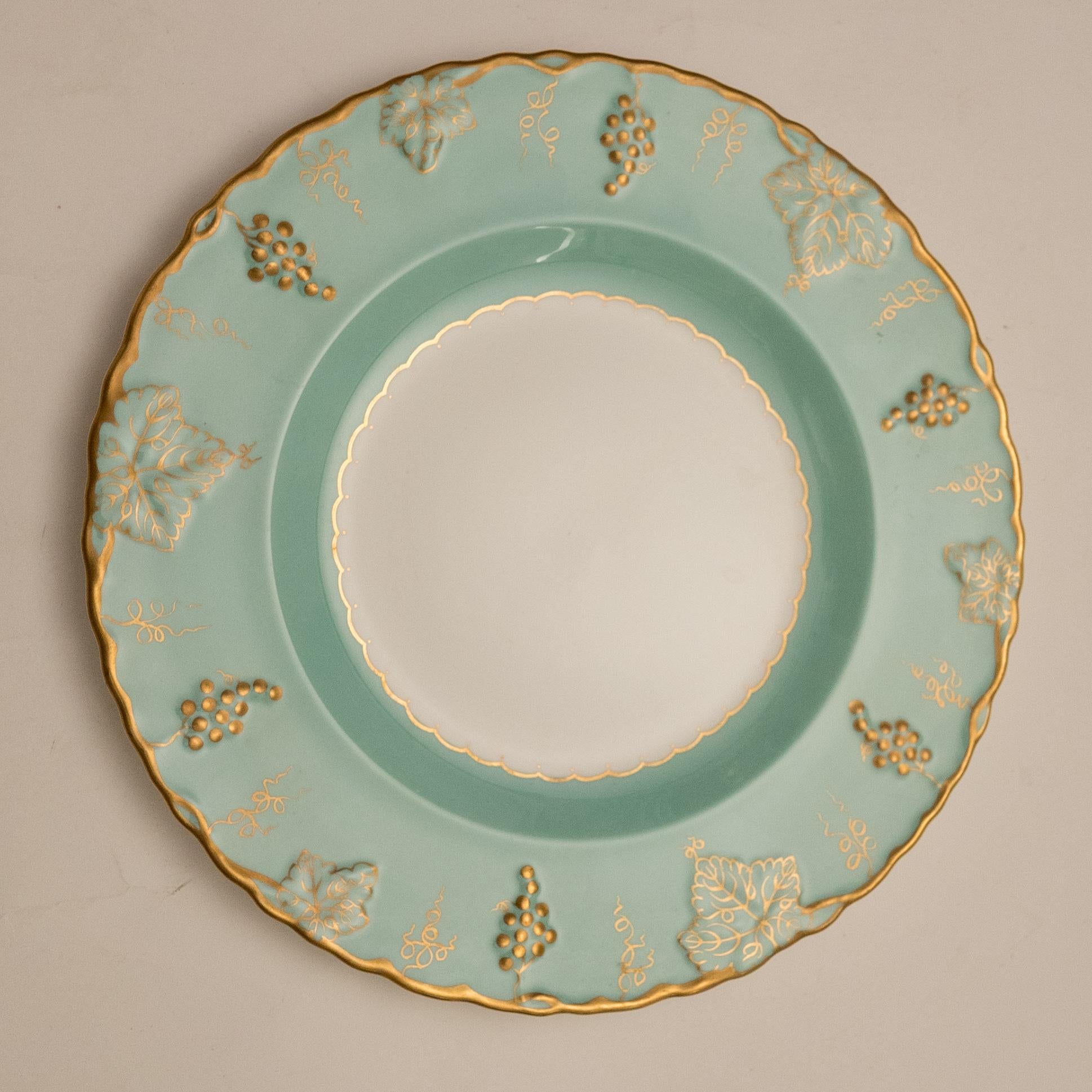 From one of England's finest china manufacturers: Royal Crown Derby, is this pretty set for 12 that has 87 pieces in total
12 dinner plates
10 salad / dessert plates
13 bread / side plates
12 soup cups
12 soup saucers
14 coffee cups
14 coffee