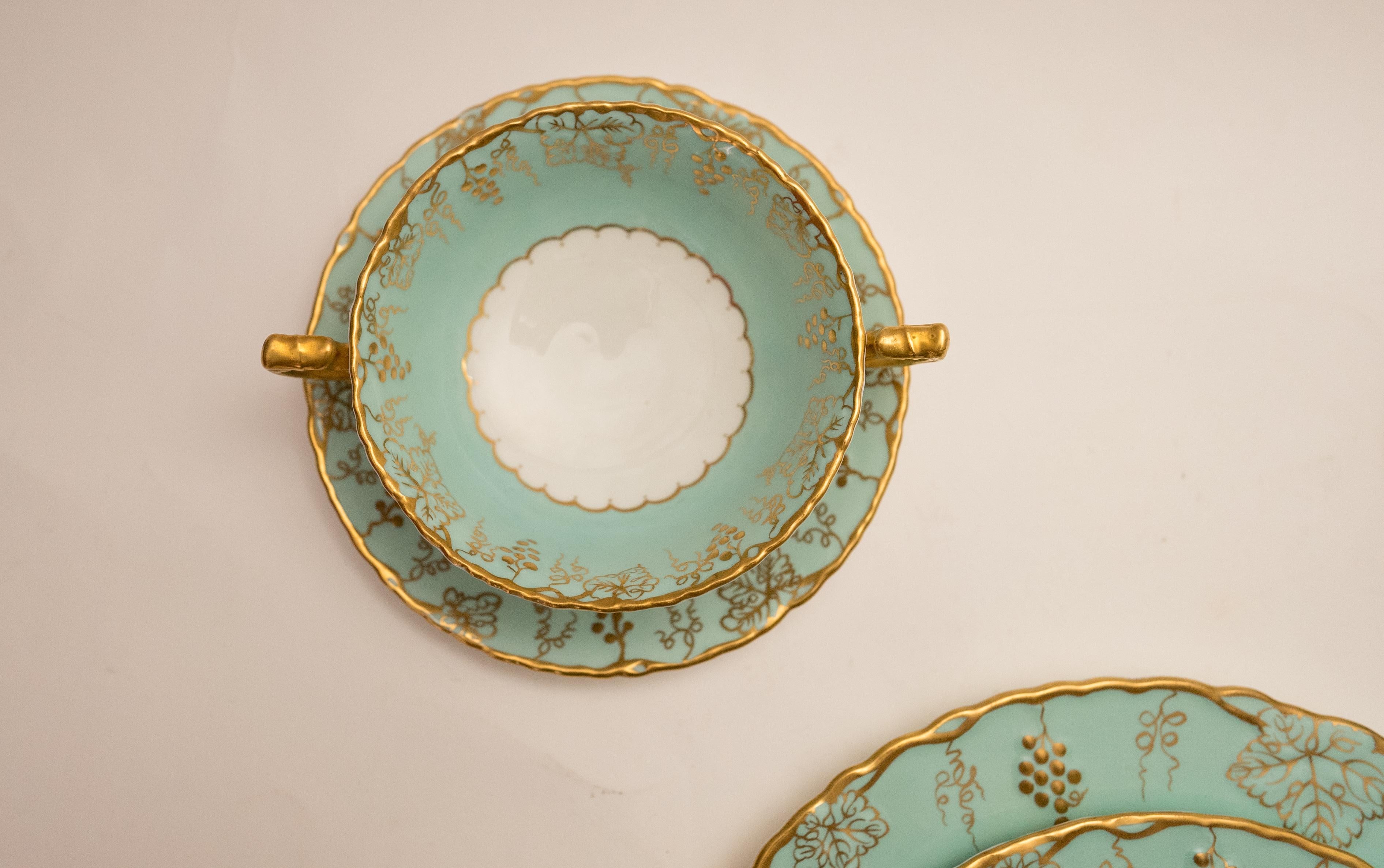 Royal Crown Derby Dinner Service for 12, Turquoise & Gilt Vine Vintage In Good Condition In West Palm Beach, FL