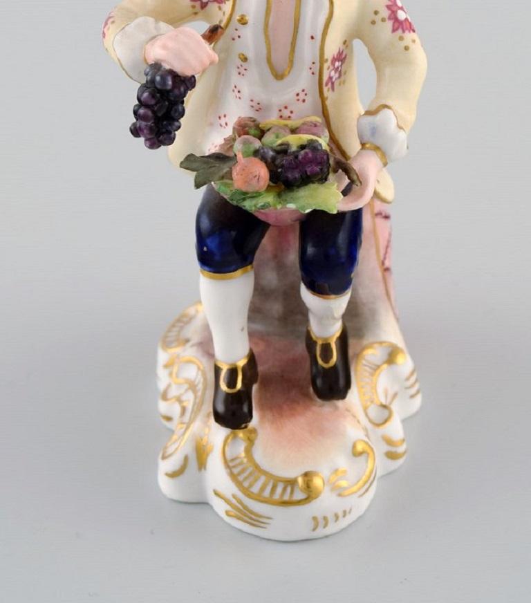 Figure en porcelaine peinte à la main « Fruitseller » de la Royal Crown Derby, Angleterre, années 1930 Bon état - En vente à Copenhagen, DK