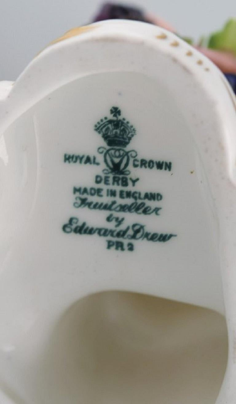 Milieu du XXe siècle Figure en porcelaine peinte à la main « Fruitseller » de la Royal Crown Derby, Angleterre, années 1930 en vente
