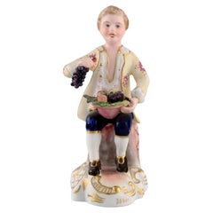Royal Crown Derby, Inglaterra, Figura de porcelana pintada a mano, "Fruitseller", años 30