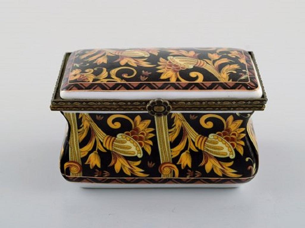 Royal crown derby, England. Jewelry box in hand painted porcelain, 1920s-1930s
Measures: 8.5 x 5.5 x 5 cm.
In very good condition.
Stamped.