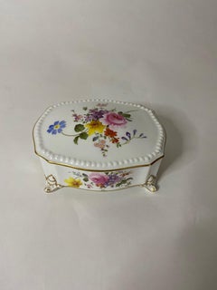 Scatola in serpentino dipinta a mano di Crown Derby con bouquet floreali
