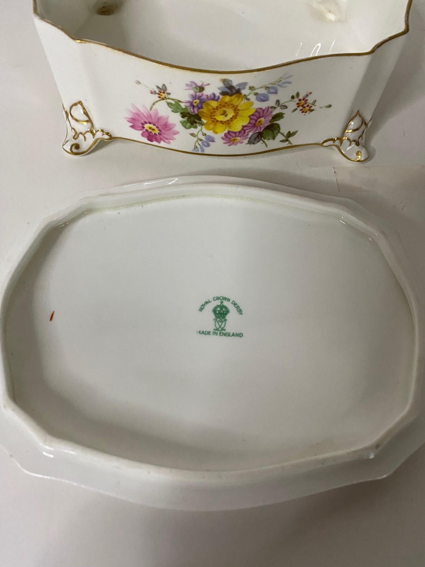 Royal Crown Derby Handgemalte Serpentine Box mit Blumensträußen (Porzellan) im Angebot