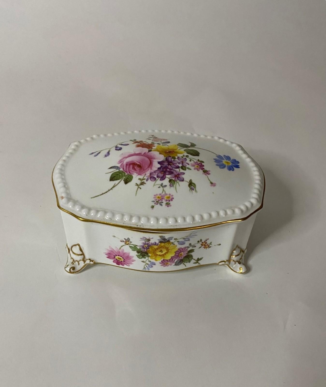 Royal Crown Derby Handgemalte Serpentine Box mit Blumensträußen im Angebot 1