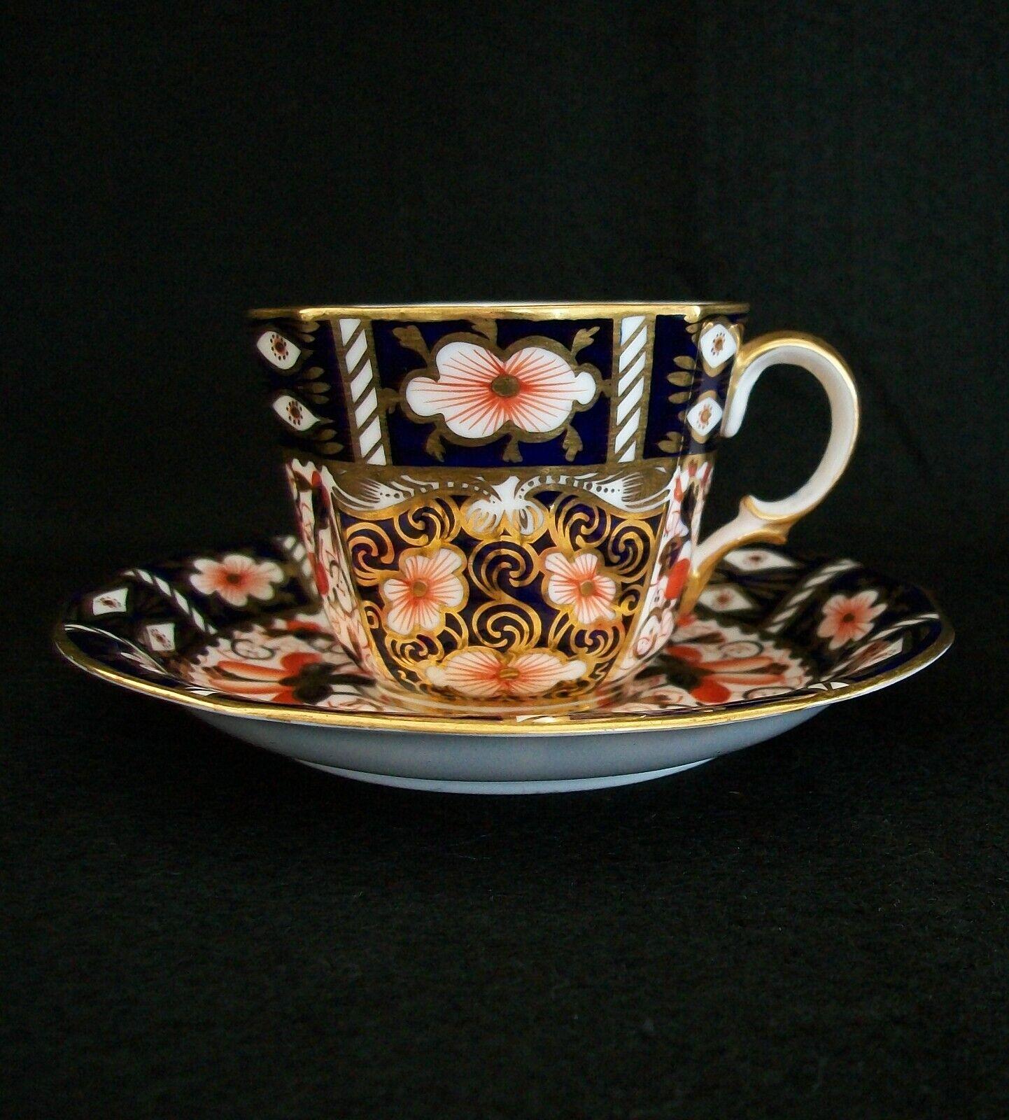Victorien ROYAL CROWN DERBY - Motif Imari n° 2451 - Tasse à thé et soucoupe - Royaume-Uni - C.1912-16 en vente