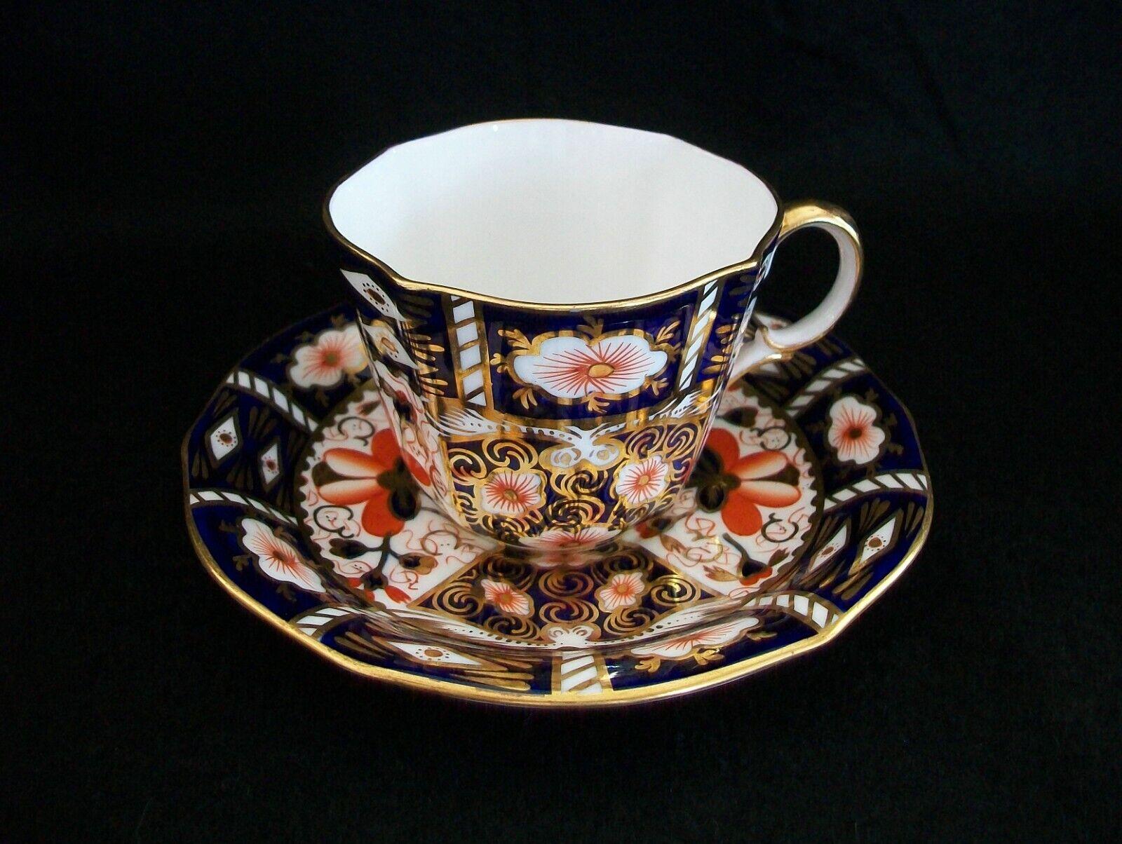 Victorien ROYAL CROWN DERBY - Motif Imari #2451 - Tasse à thé et soucoupe - Royaume-Uni - vers les années 1913-50 en vente