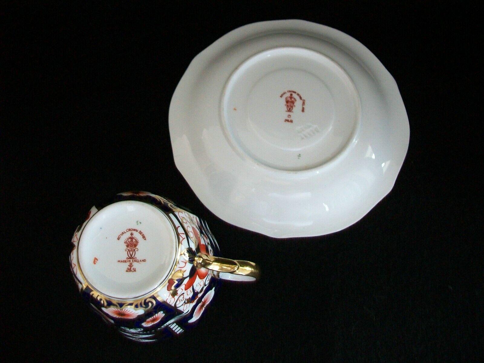 Anglais ROYAL CROWN DERBY - Motif Imari #2451 - Tasse à thé et soucoupe - Royaume-Uni - vers les années 1913-50 en vente