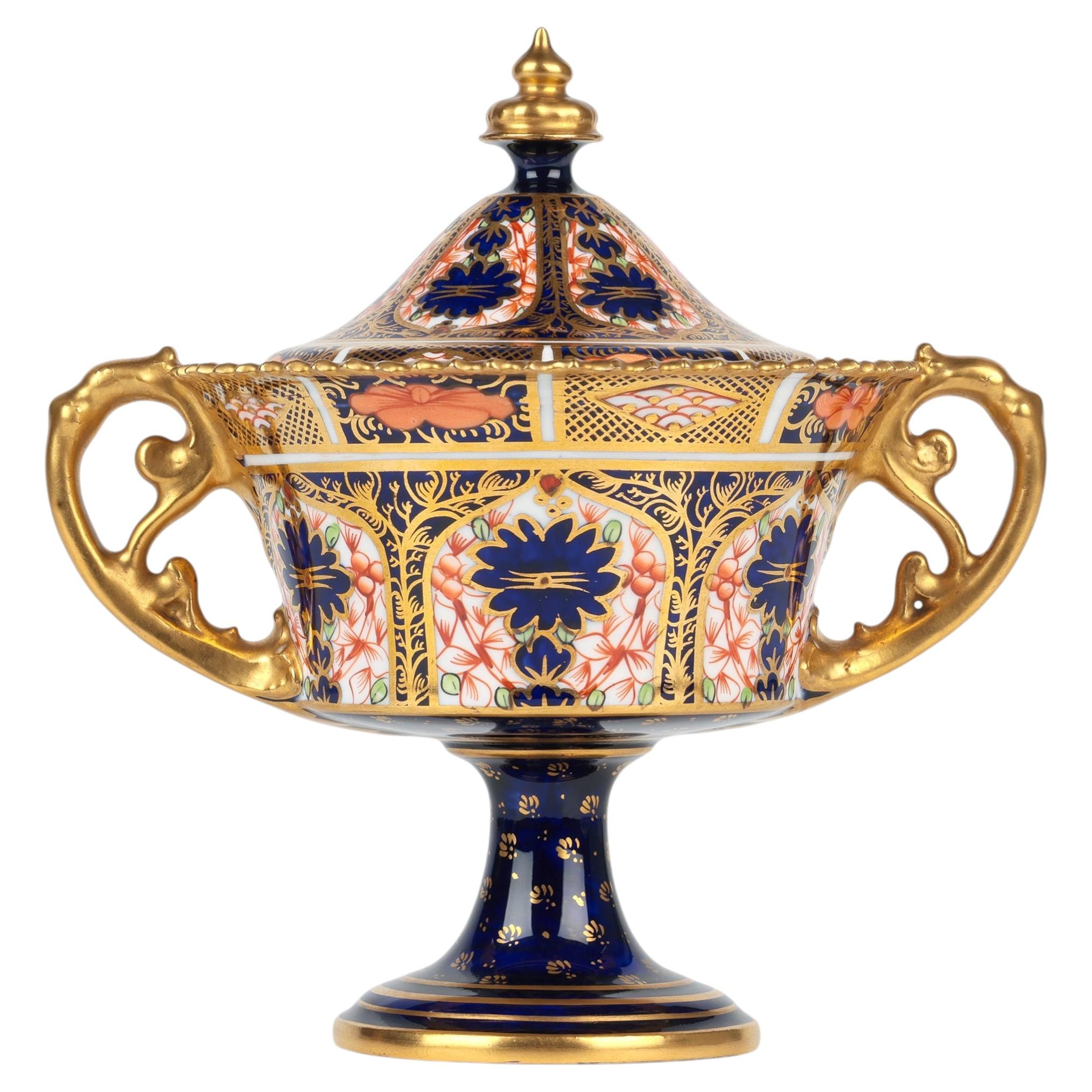 Urna de porcelana con dos asas y tapa, con el diseño Imari de Royal Crown Derby