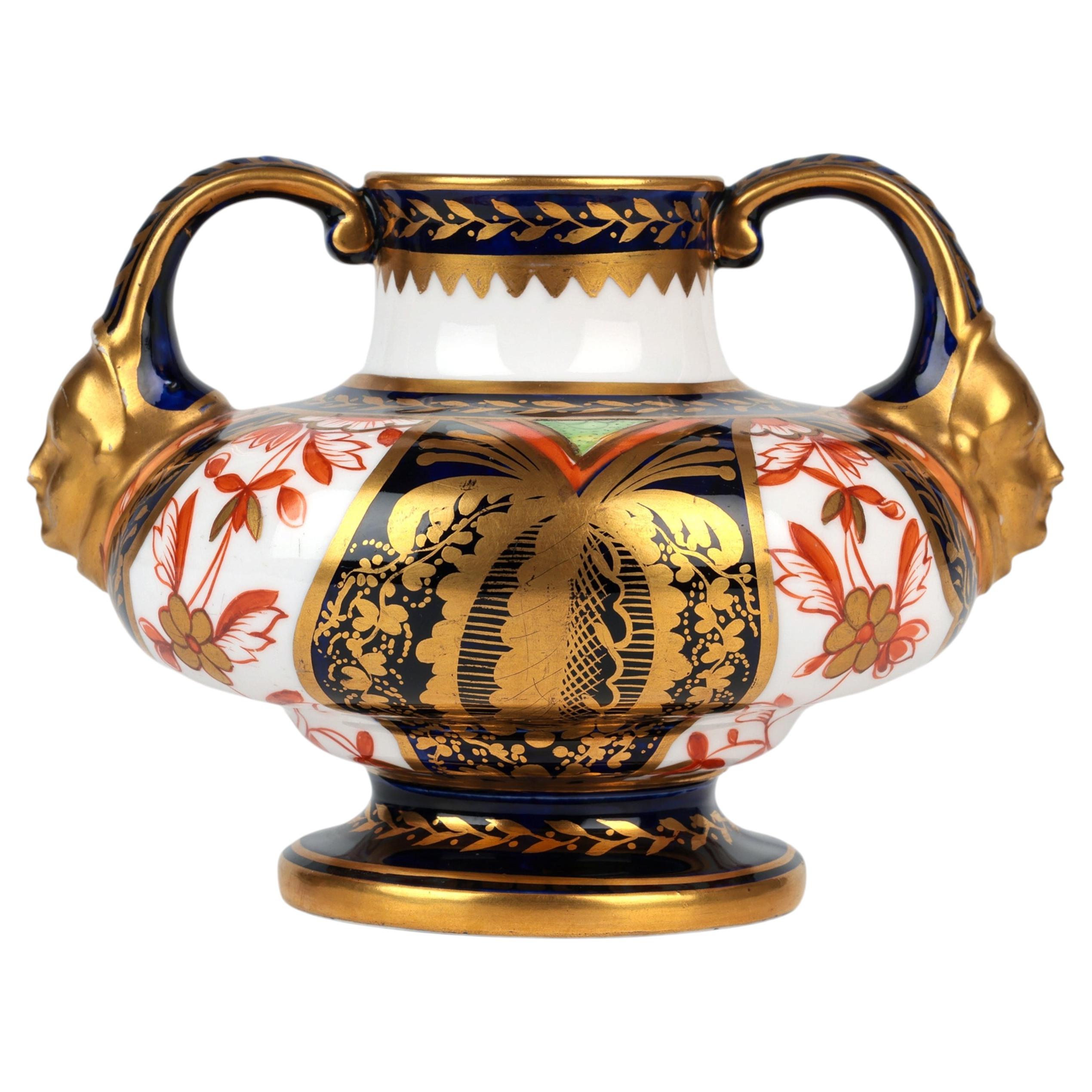 Porzellanvase mit Henkel und zwei Masken im Imari-Muster von Royal Crown Derby im Angebot