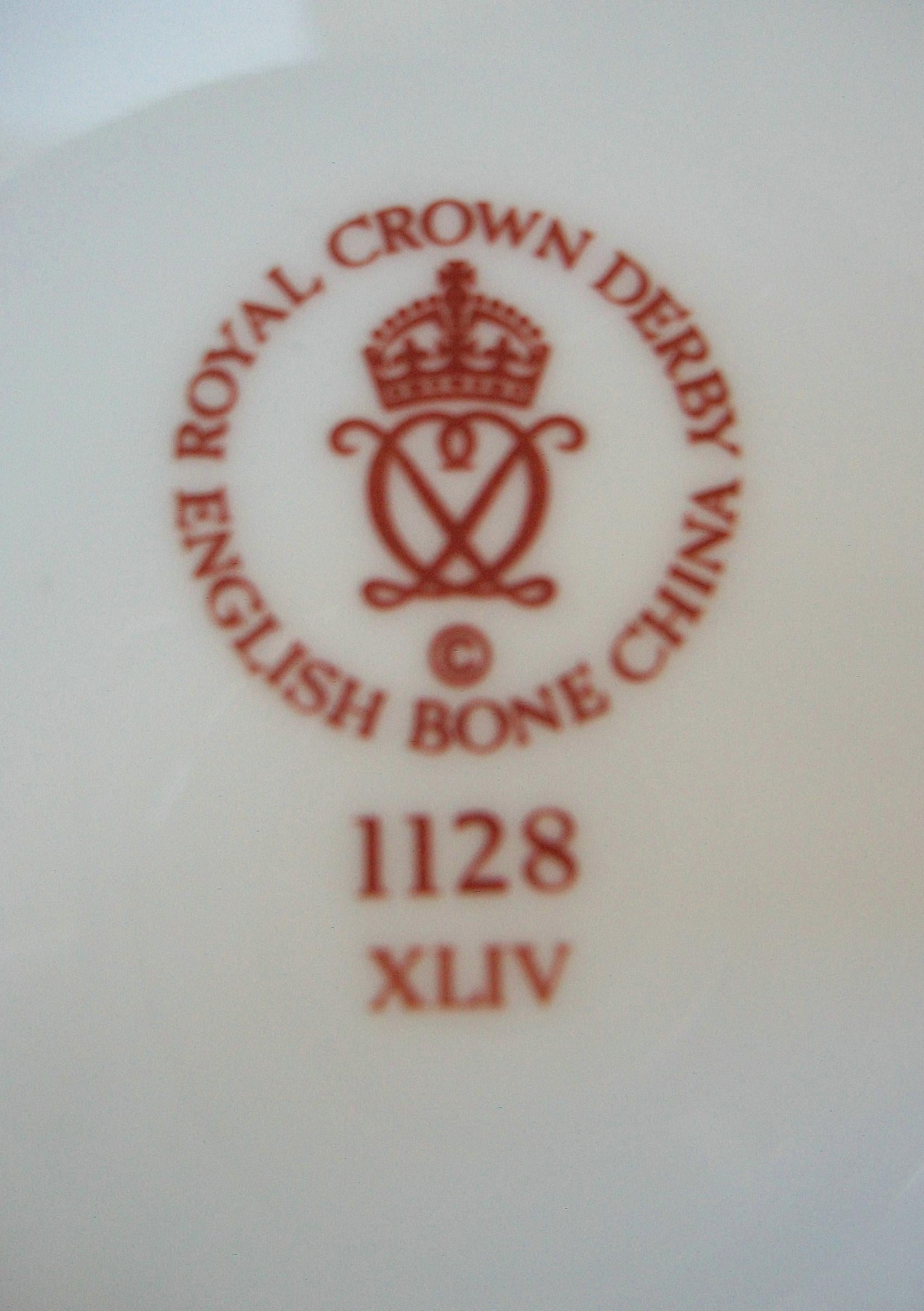 20th Century Royal Crown Derby, 'Old Imari' Pattern #1128, Dinner Plate, U.K., circa 1981