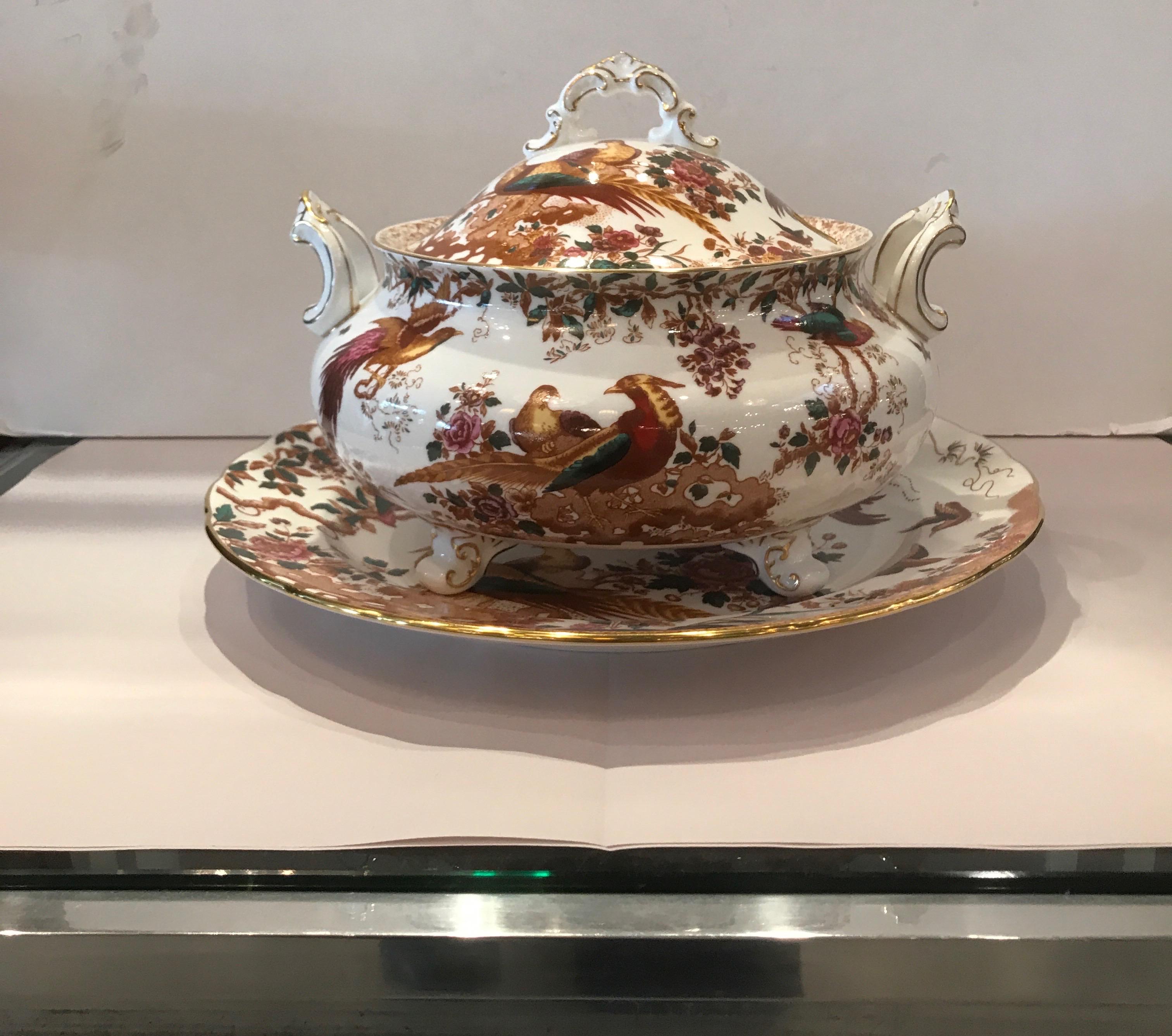 Magnifique grande soupière Olde Avesbury avec couvercle et dessous de plat. Pas utilisé. Ce motif remonte à 1932 et a été décoré à l'aide d'un motif de broderie d'Albert Gregory pour Royal Crown Derby. La décoration aux couleurs vives, avec des