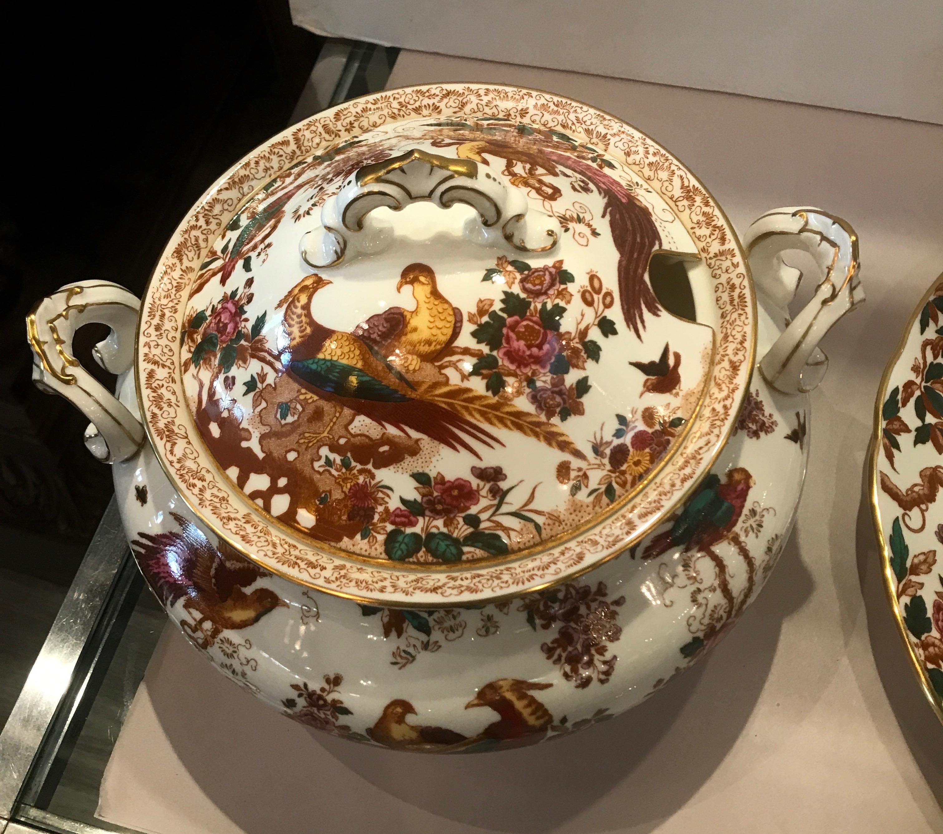 Anglais Soupière Olde Avesbury avec sous-assiette Royal Crown Derby