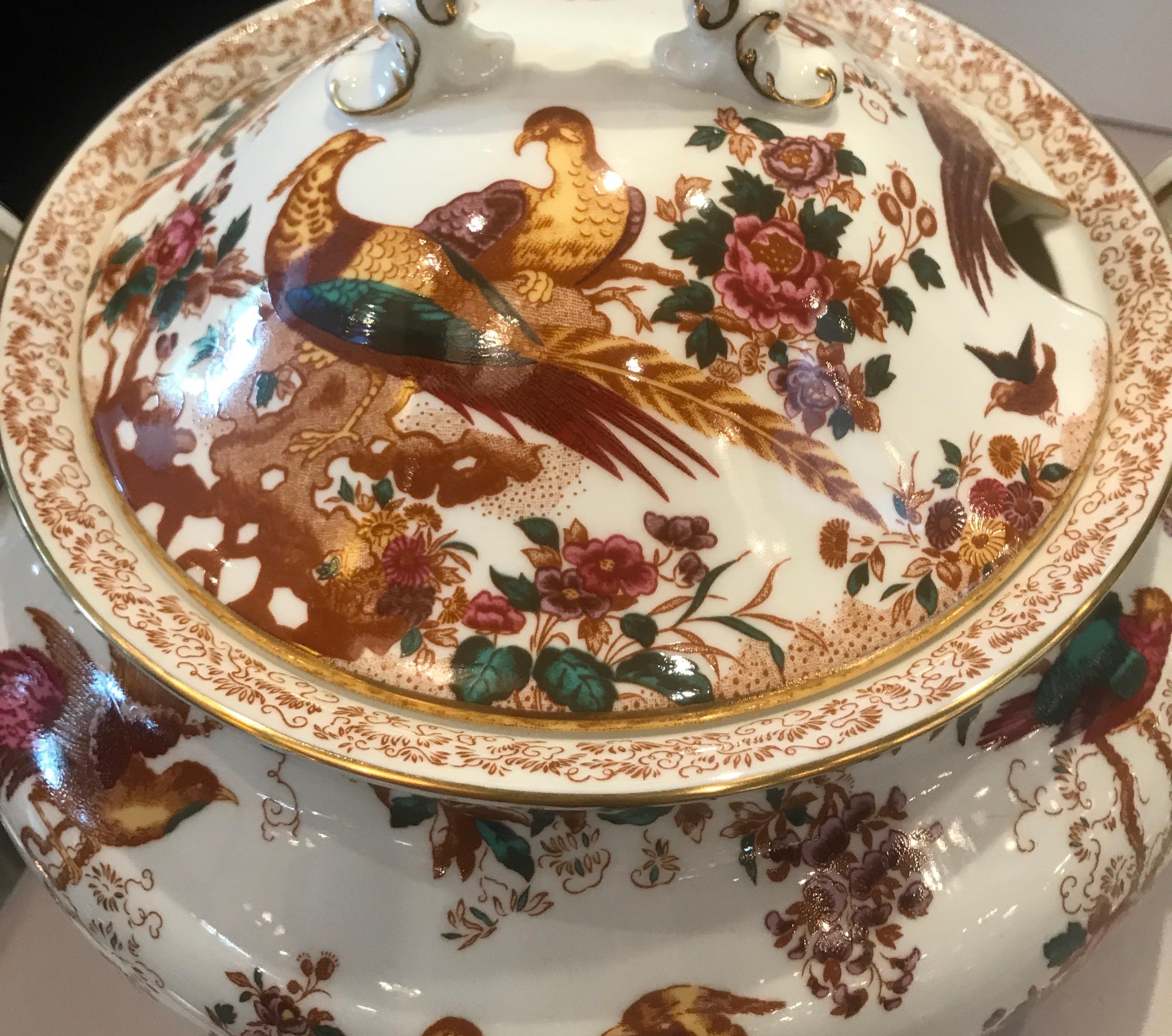 Soupière Olde Avesbury avec sous-assiette Royal Crown Derby Excellent état à Lambertville, NJ