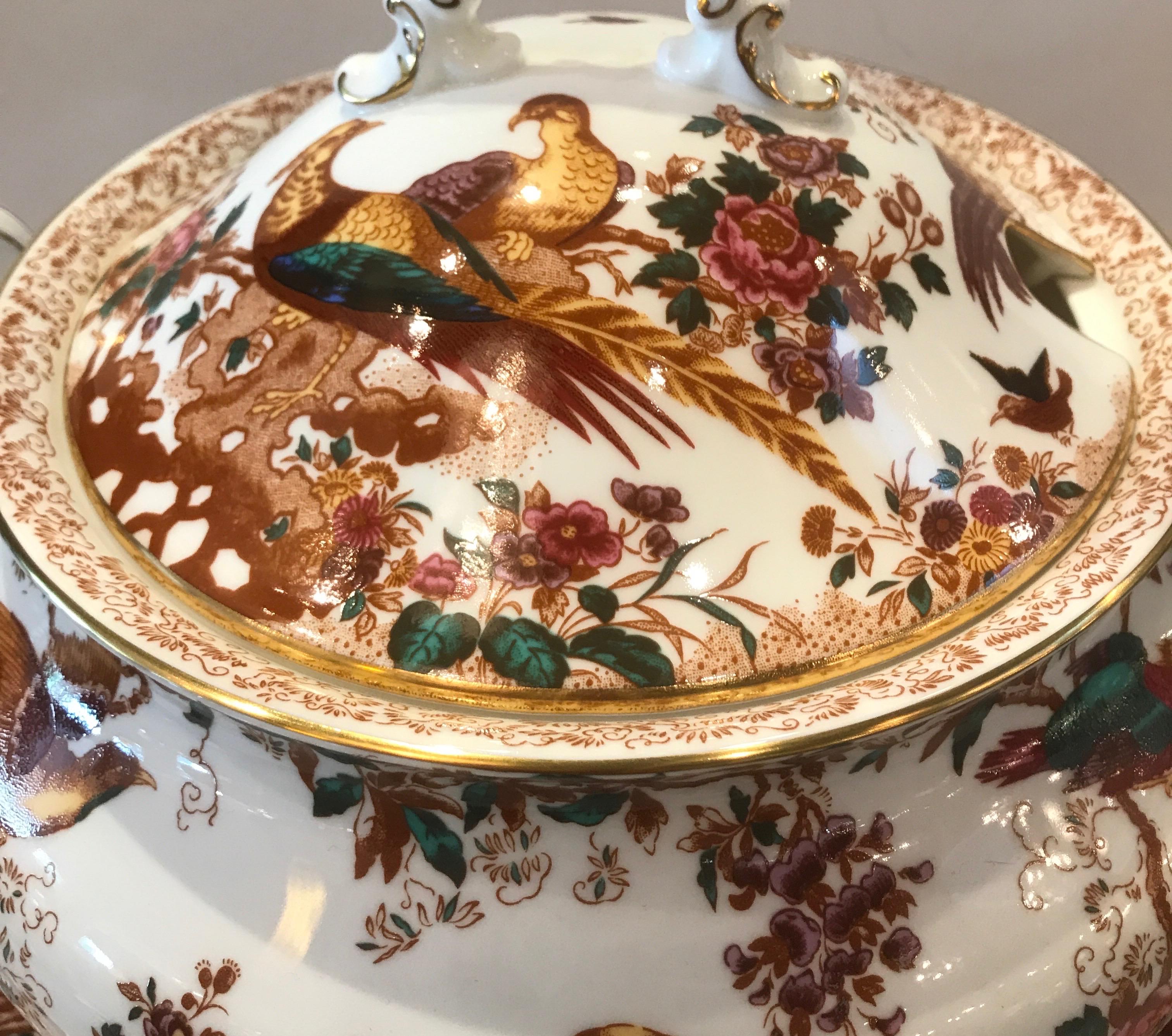 20ième siècle Soupière Olde Avesbury avec sous-assiette Royal Crown Derby