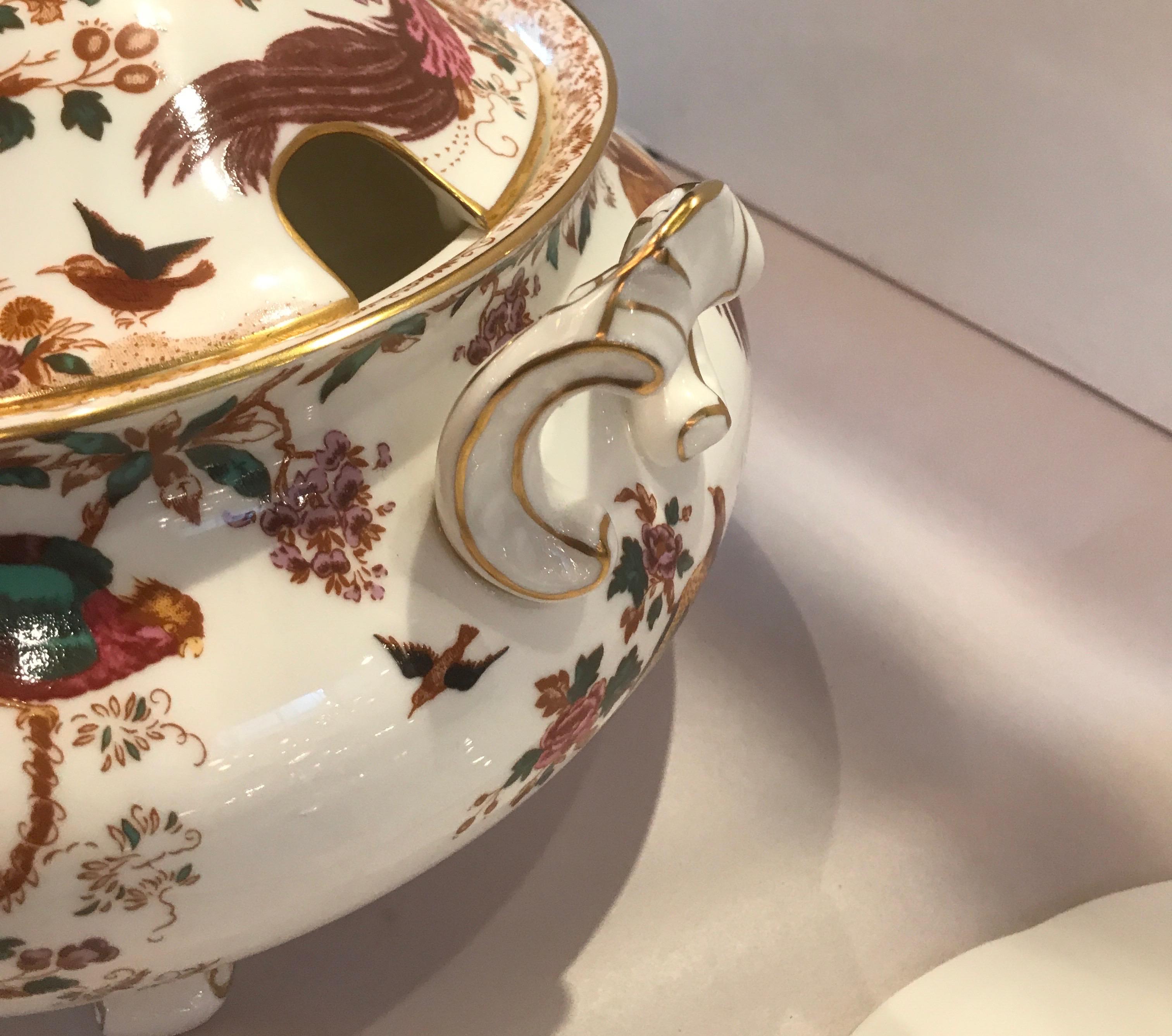 Soupière Olde Avesbury avec sous-assiette Royal Crown Derby 2