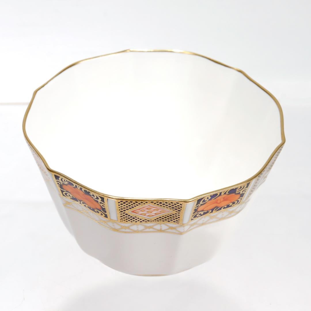 20ième siècle Royal Crown Derby Porcelain Border Imari Pattern No. 8450 Cranberry Bowl (bol aux canneberges) en vente