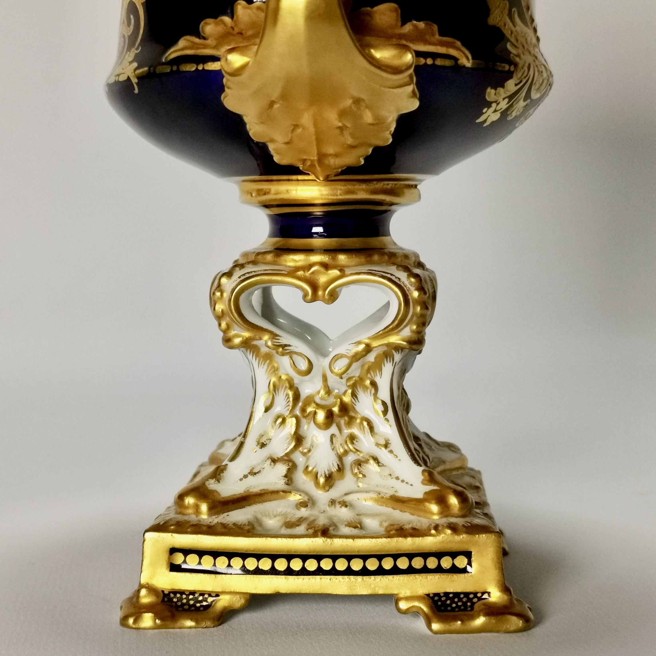 Royal Crown Derby-Porzellan Campana-Vase, Kobaltblau, Blumen von C Gresley 1916 im Angebot 9