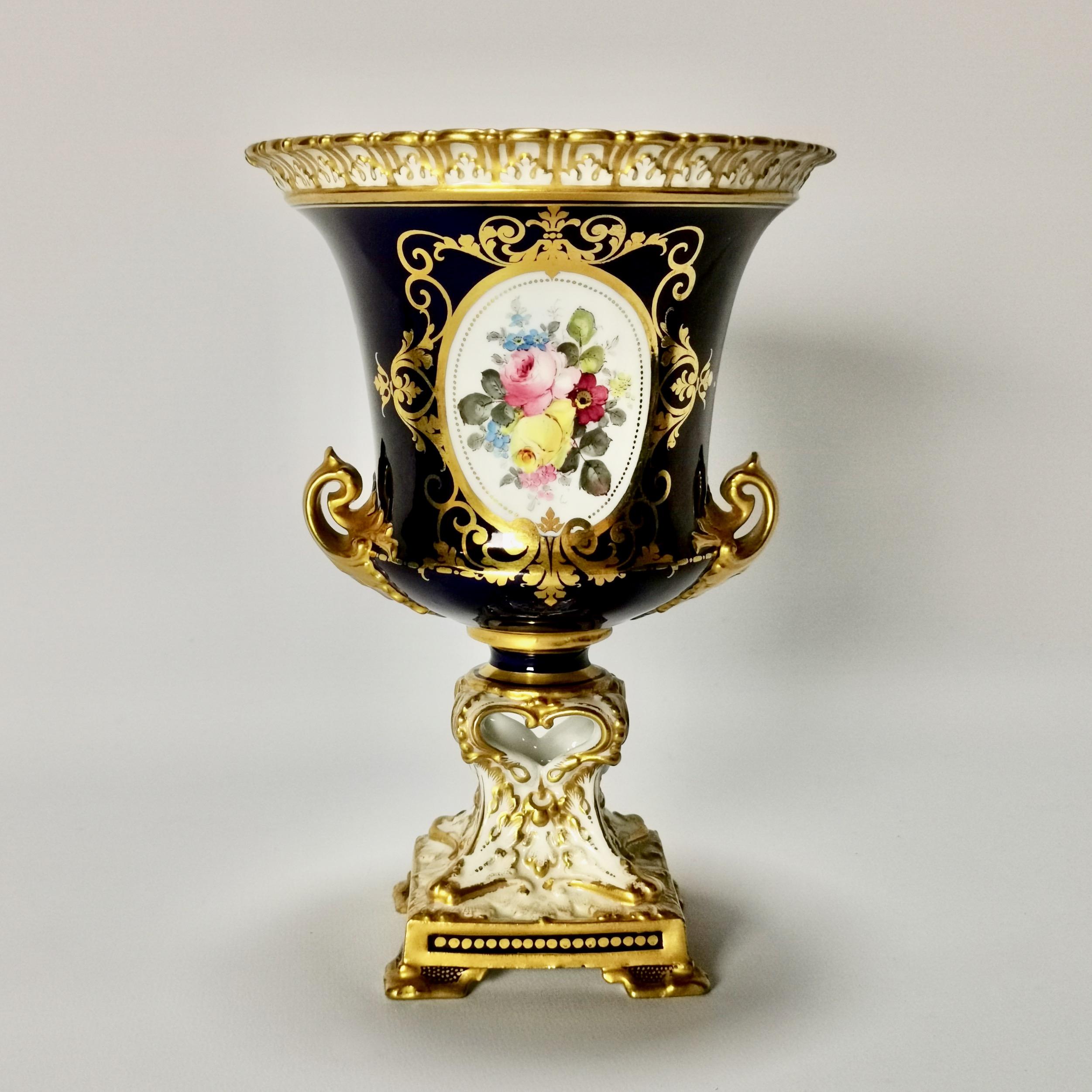 Royal Crown Derby-Porzellan Campana-Vase, Kobaltblau, Blumen von C Gresley 1916 (Englisch) im Angebot