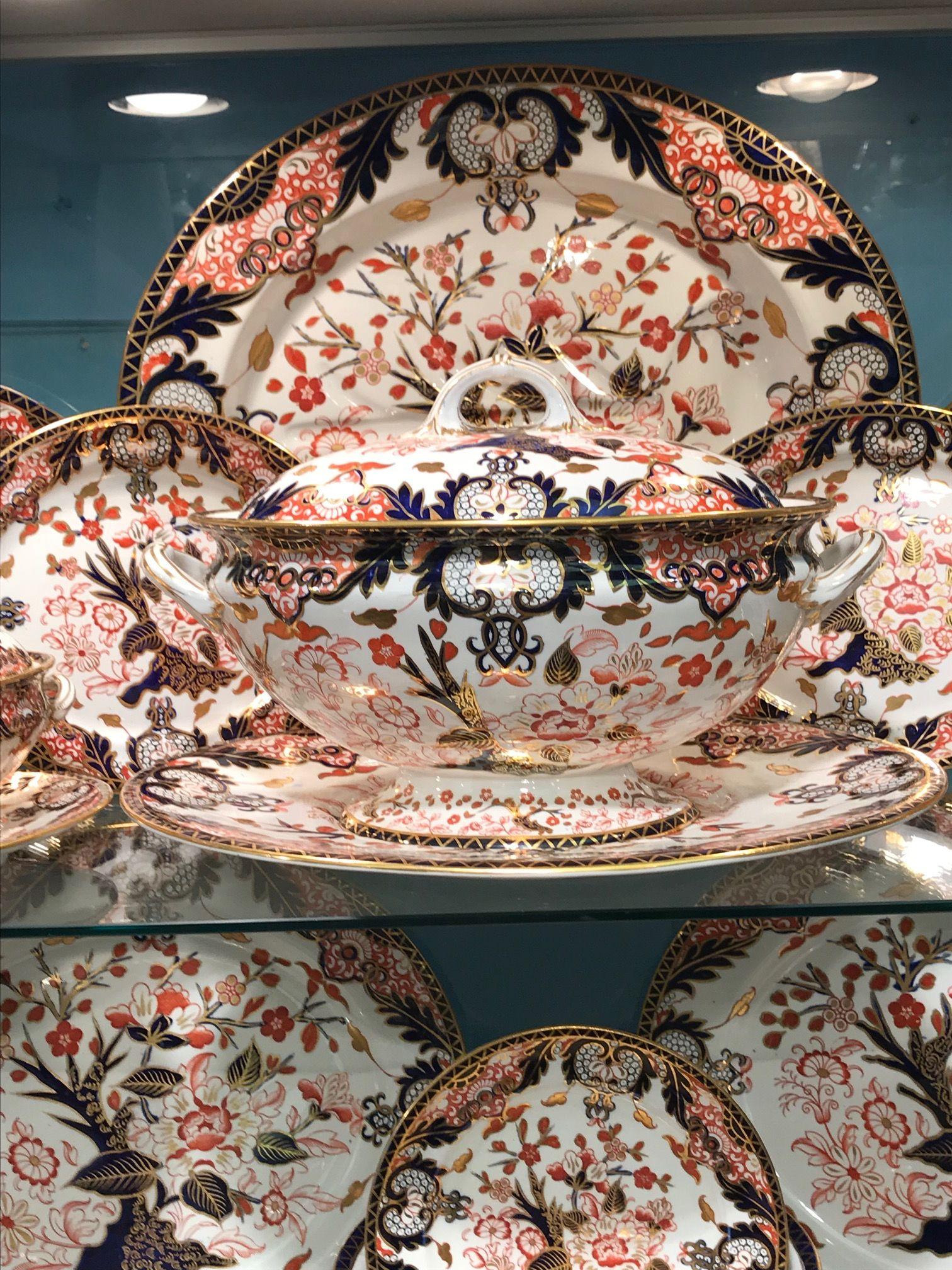 Royal crown derby hybrid porcelain/earthenware Kings pattern large dinner service for 24 people in amazing condition.
Consisting of:
Two soup tureens/lids/stands
Three vegetable dishes/lids
Two sauce tureen/lid/Stand
Two sauce