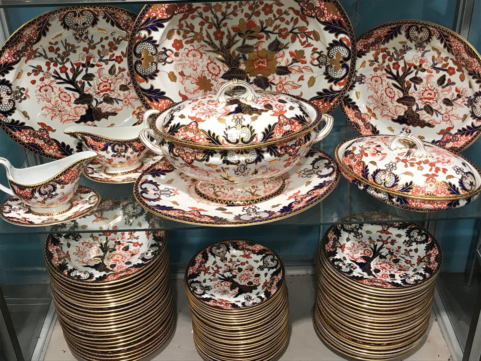 Royal Crown Derby Porcelain Kings Pattern Large Dinner Service In Good Condition For Sale In London, GB