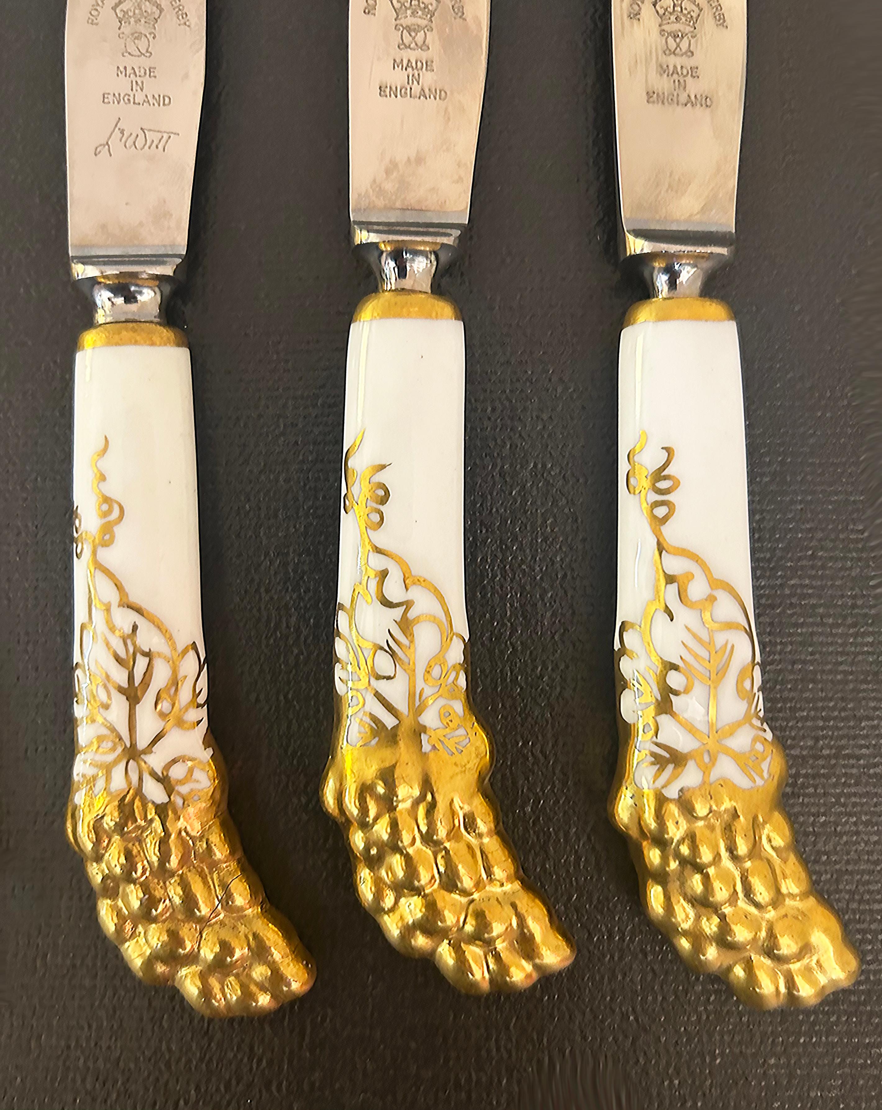 Royal Crown Derby Porcelain, Stainless Fruit Knives Set, Grapes, Leather Box In Good Condition For Sale In Miami, FL